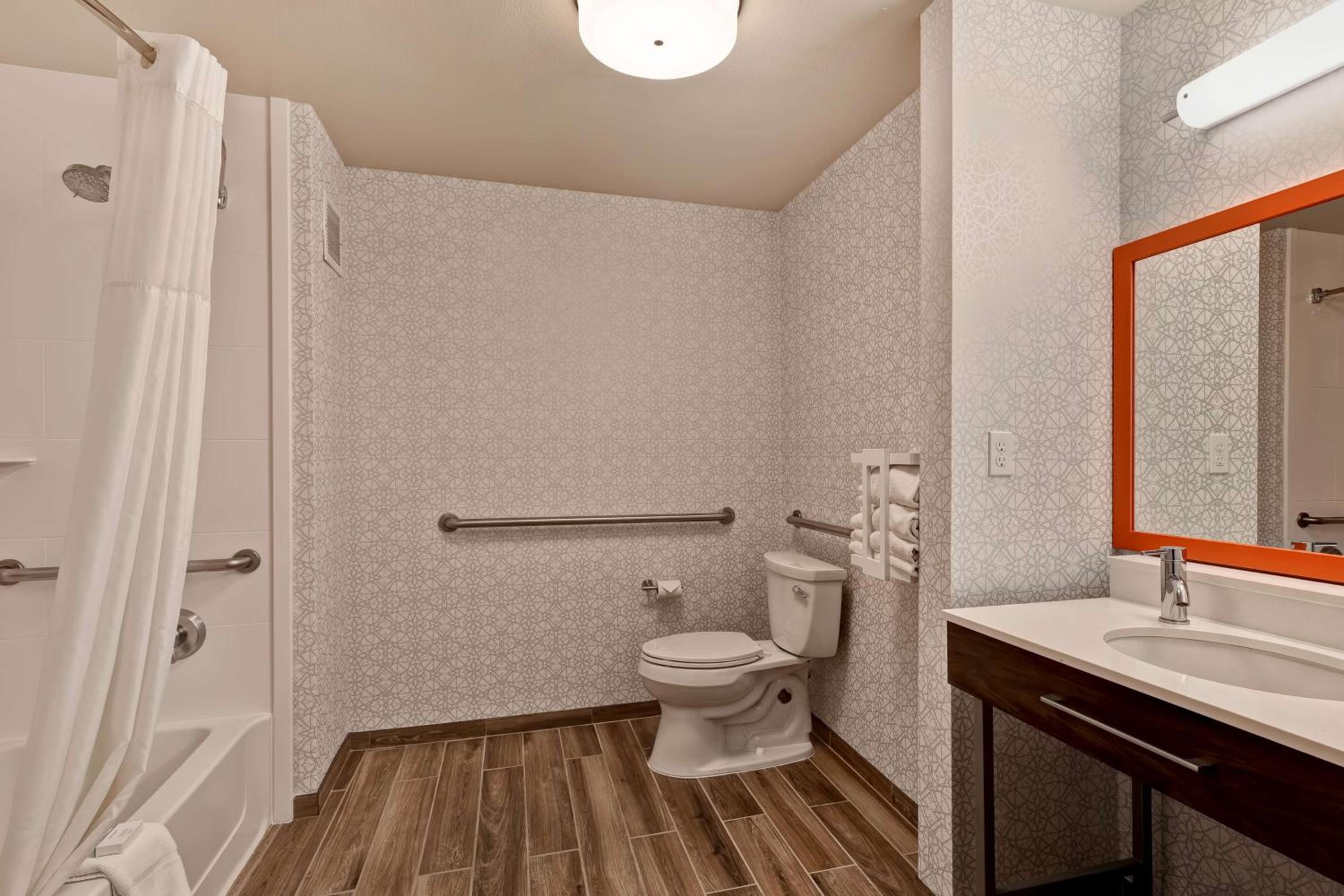 Queen Room with Two Queen Beds - Hearing Access/Non-Smoking - Photo 4