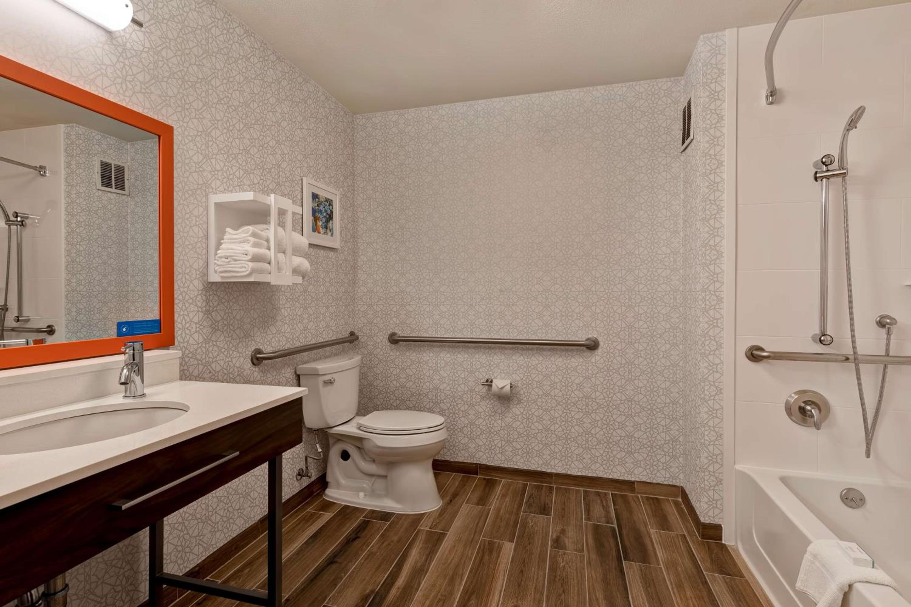 King Room with Accessible Tub - Mobility and Hearing Access/Non-Smoking - Photo 3