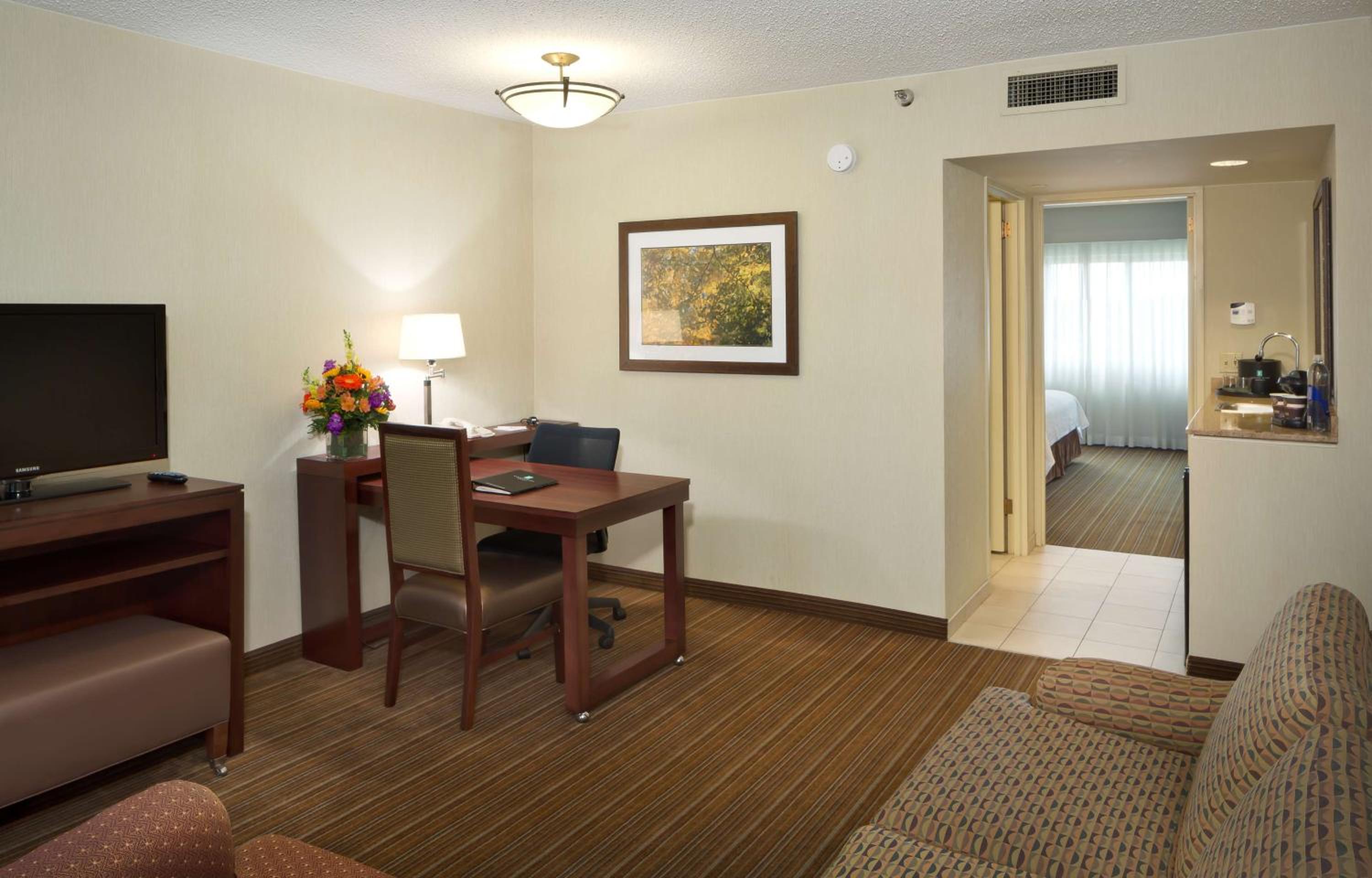 King Suite - Non-Smoking - Photo 6