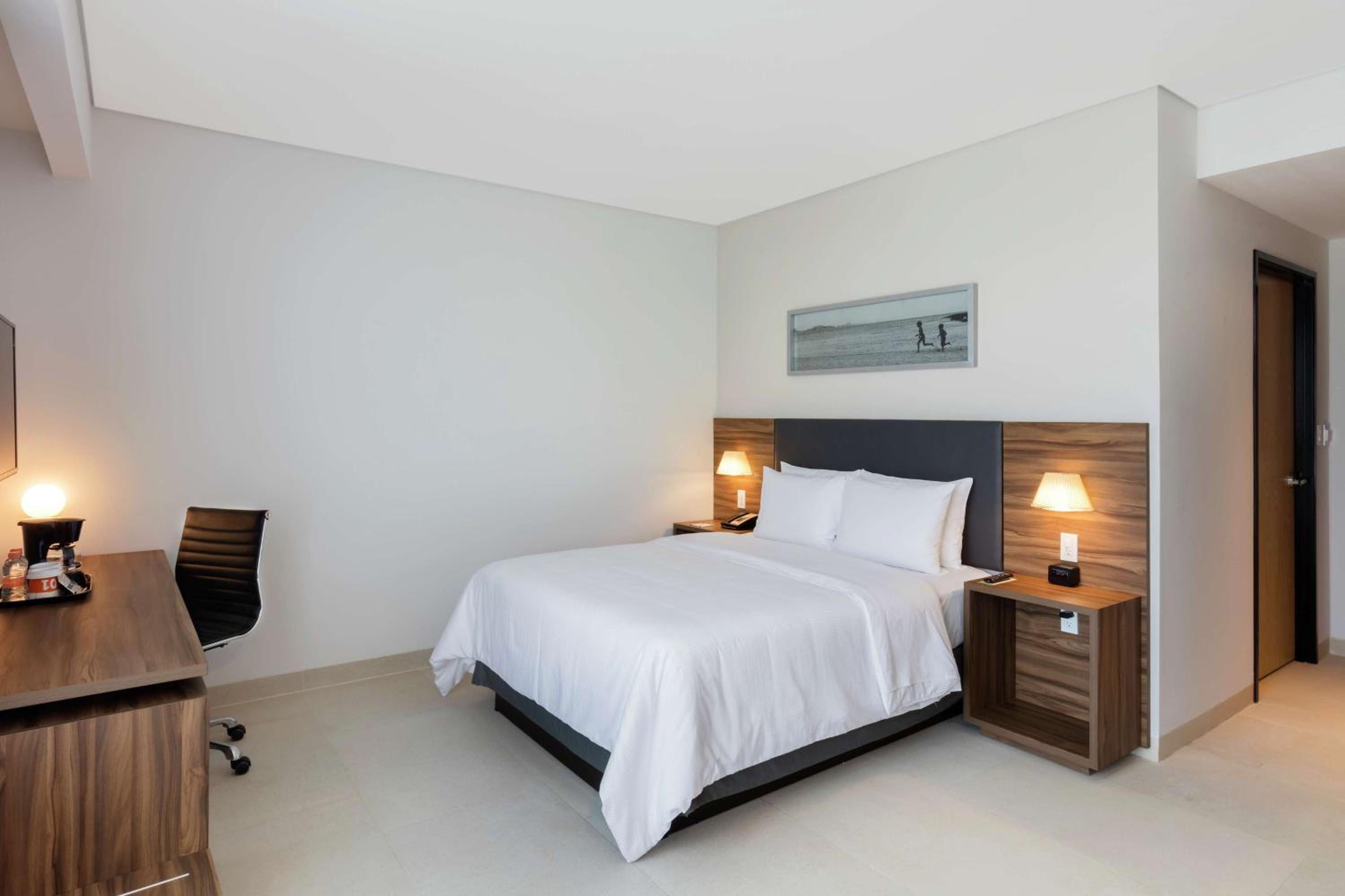 Queen Suite With Roll-In Shower - Mobility And Hearing Access Non-Smoking