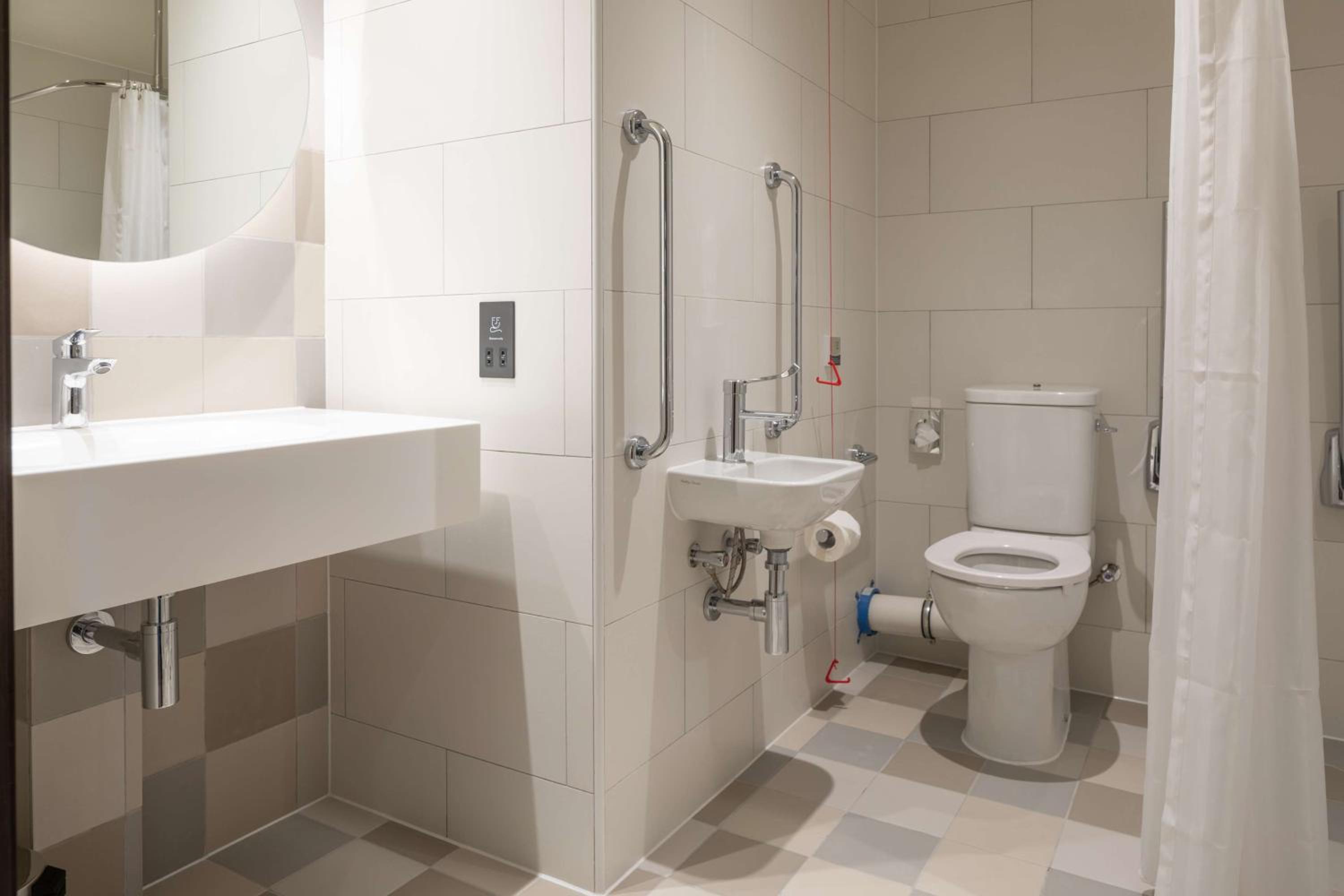 Queen Room - Accessible - Photo 3