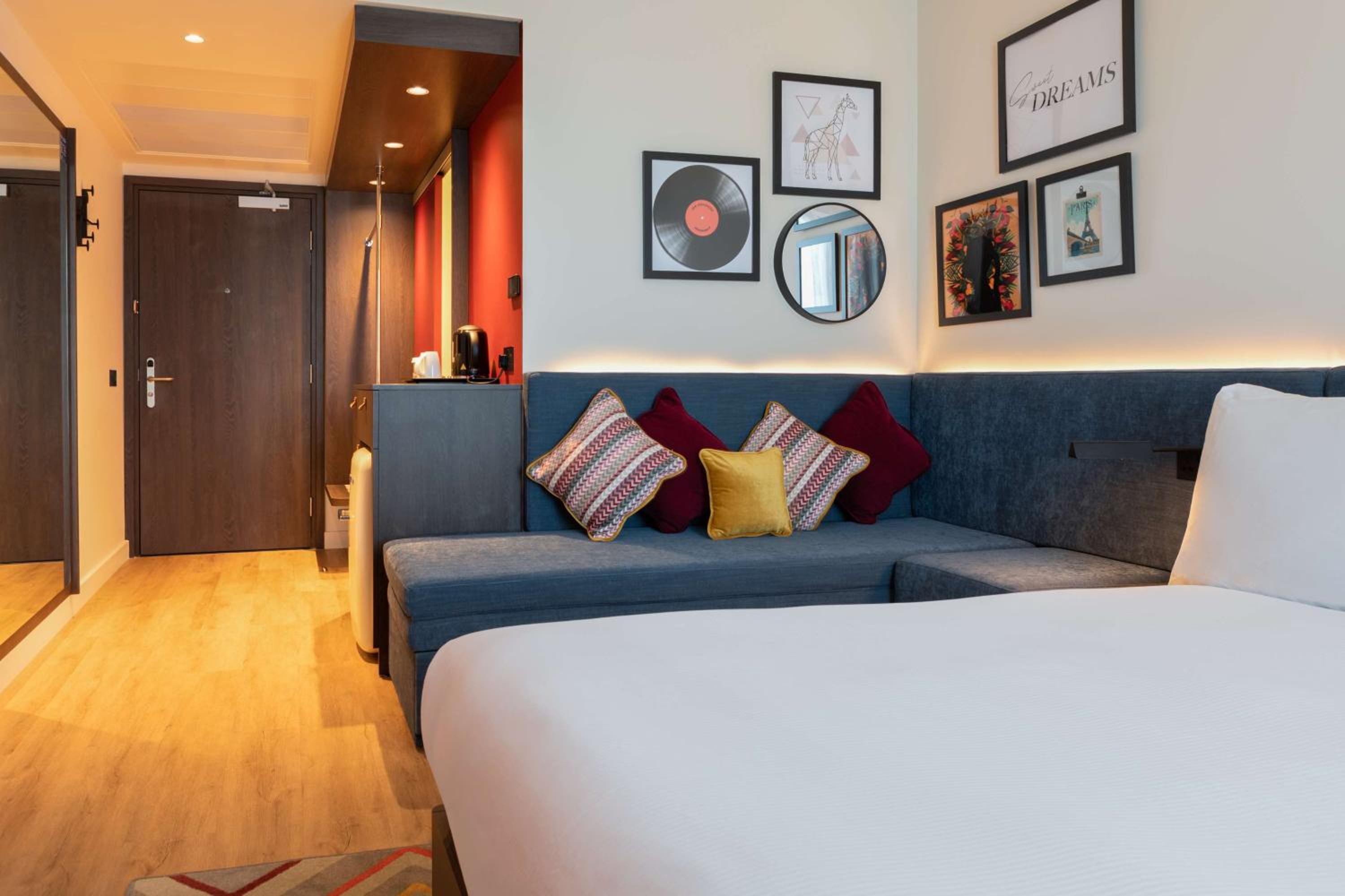 Queen Room with Sofa Bed - Photo 5