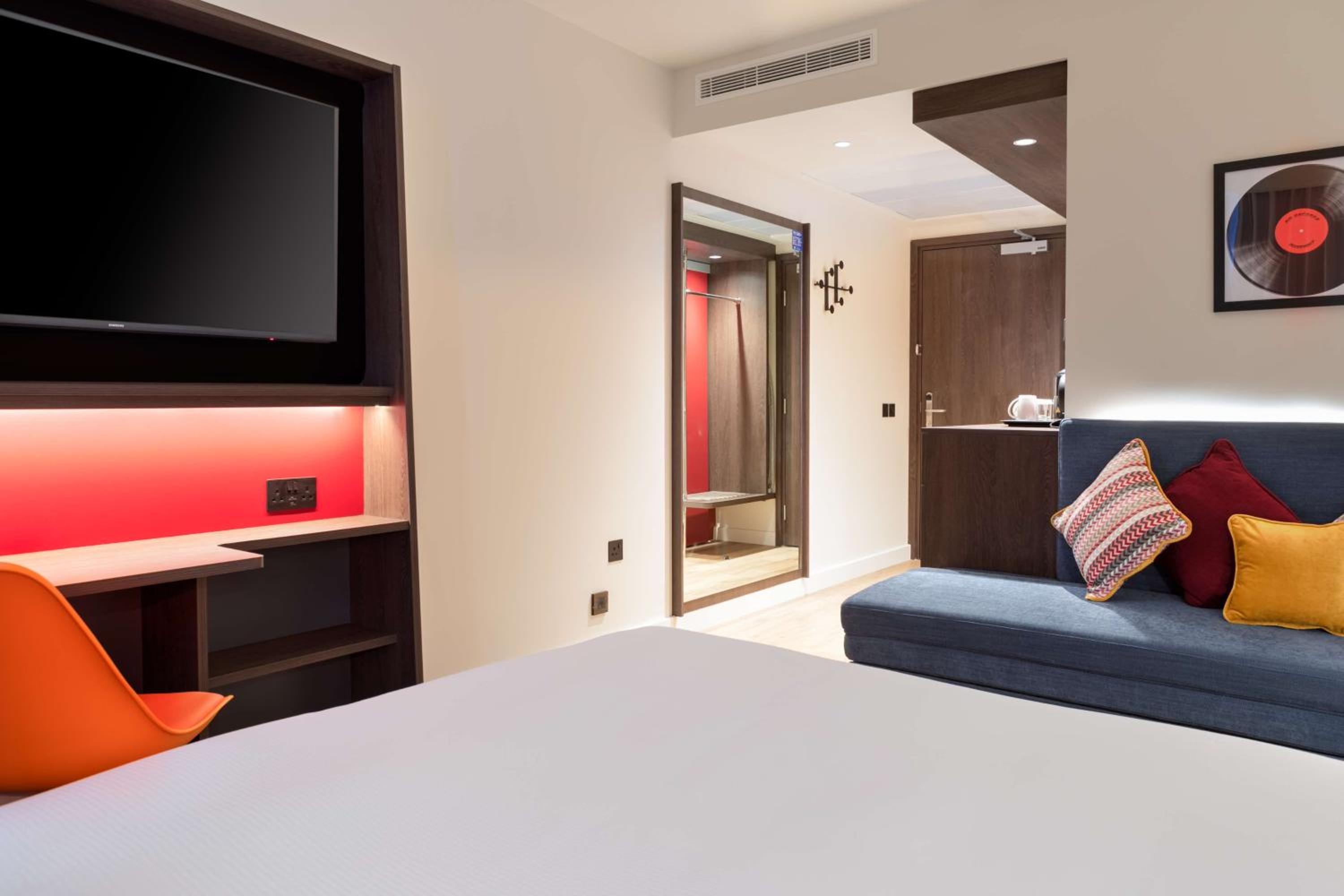 Queen Room with Sofa Bed - Photo 6