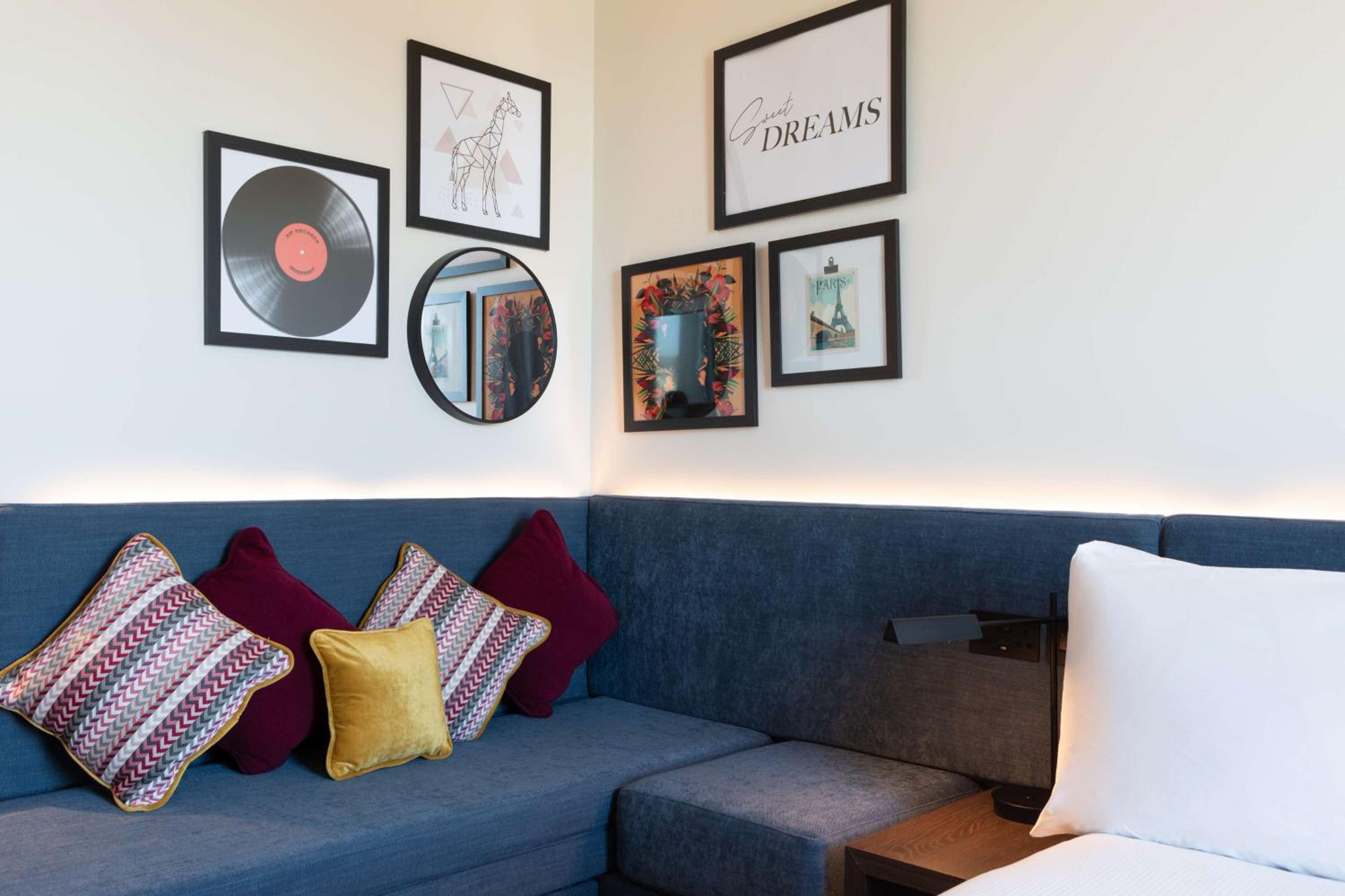 Queen Room with Sofa Bed - Photo 7