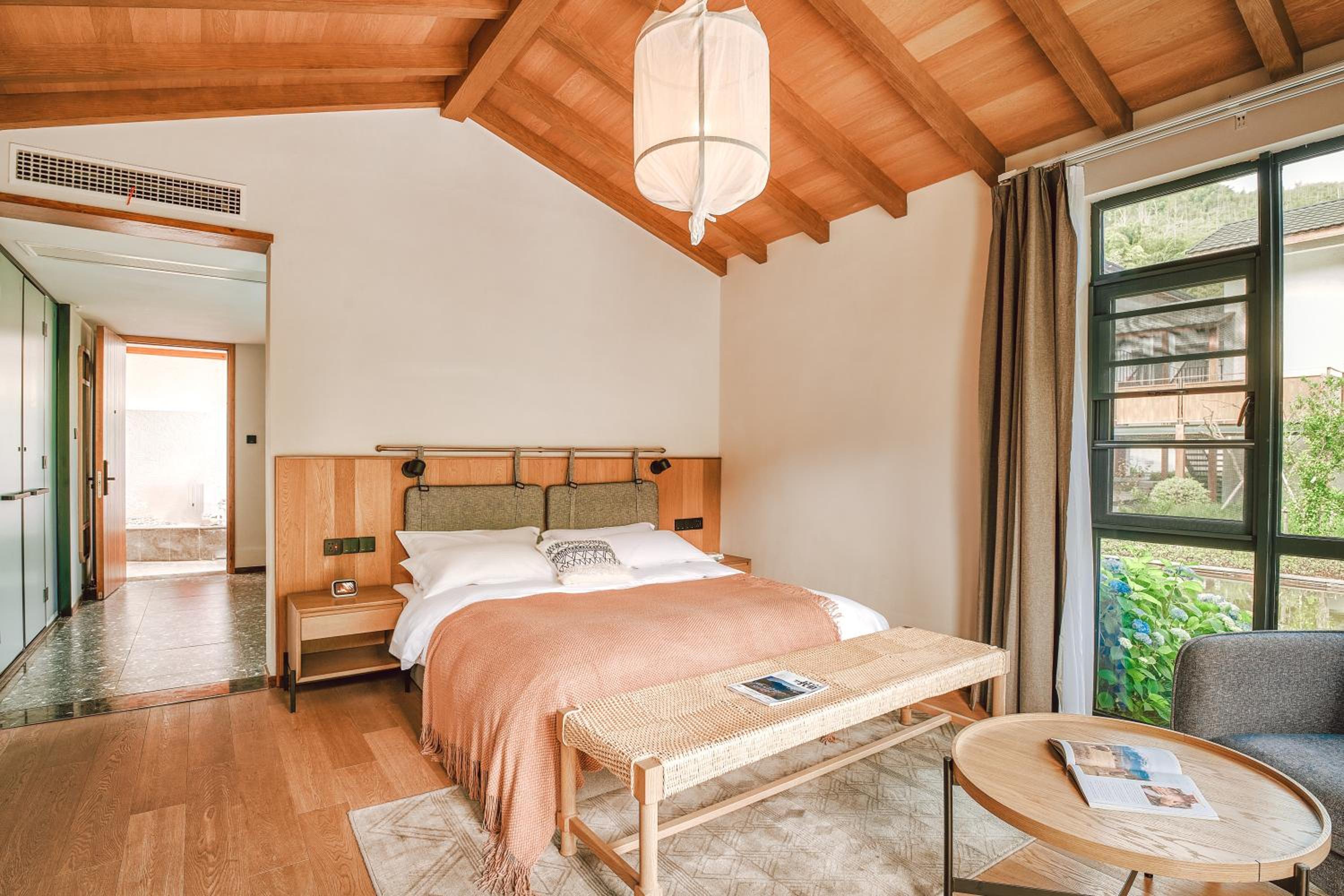 Lake View Suite photo 3