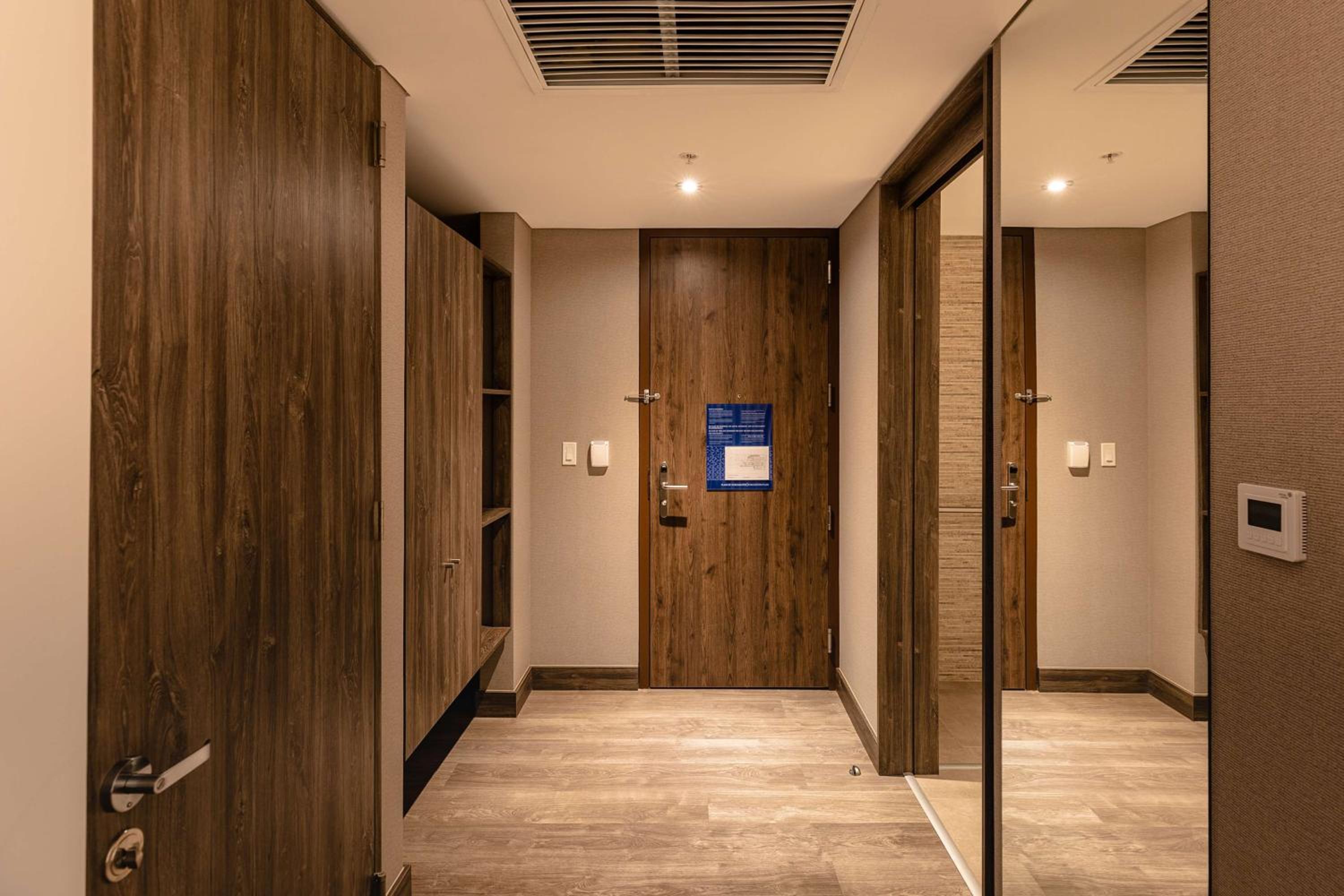 Queen Room with Roll-In Shower - Mobility Accessible/Non-Smoking - Photo 2