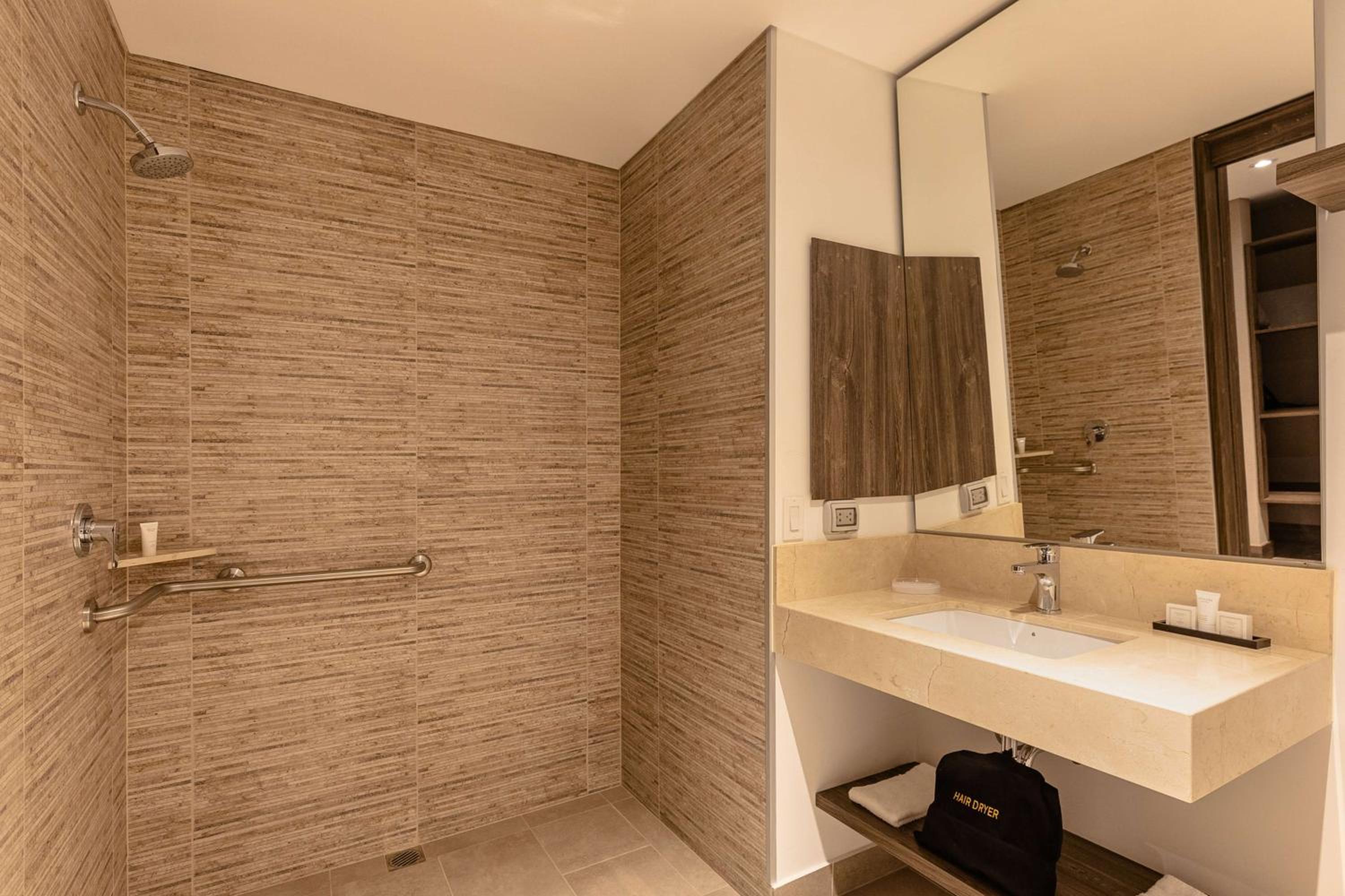 Queen Room with Roll-In Shower - Mobility Accessible/Non-Smoking - Photo 6