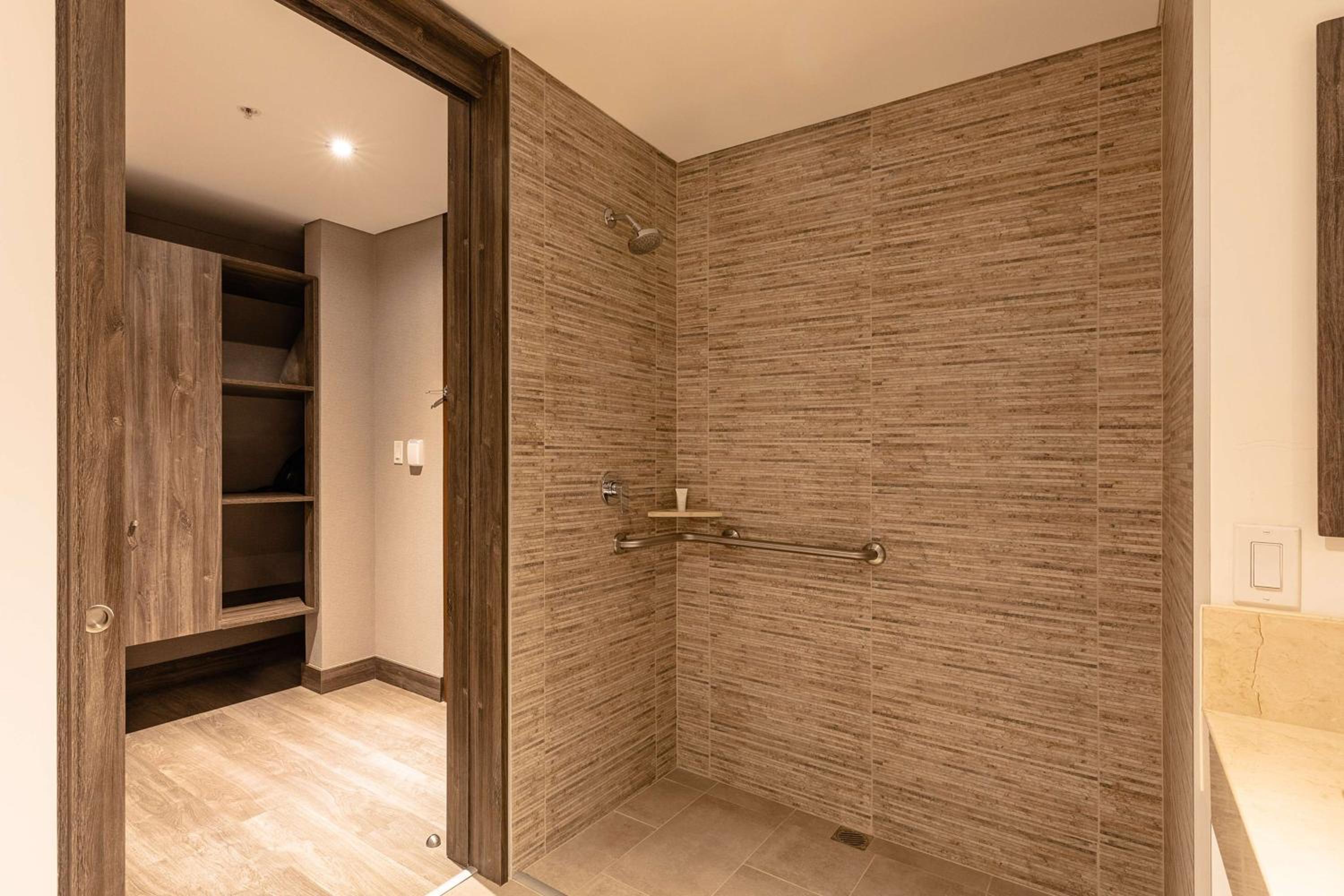Queen Room with Roll-In Shower - Mobility Accessible/Non-Smoking - Photo 7