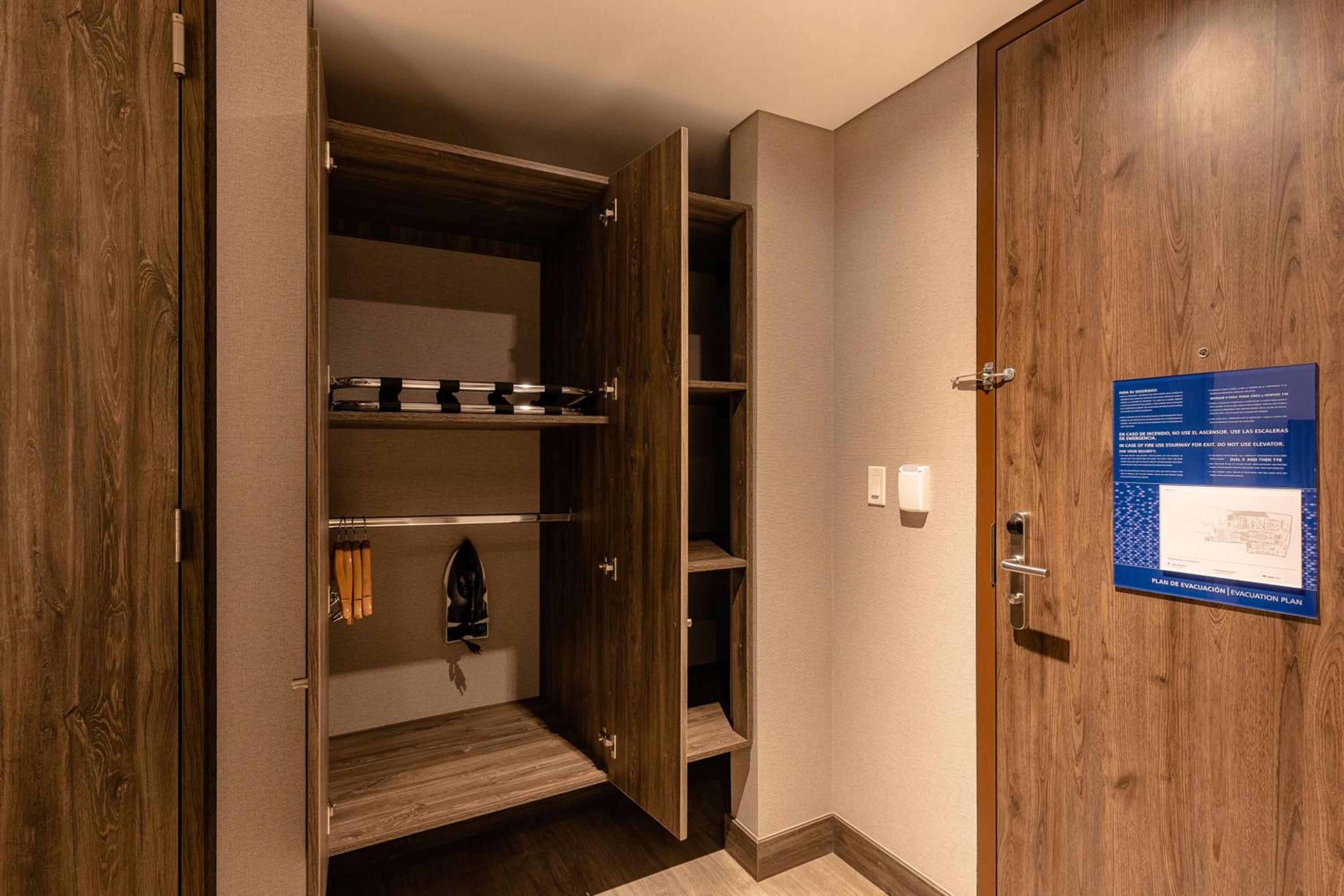 Queen Room with Roll-In Shower - Mobility Accessible/Non-Smoking - Photo 4