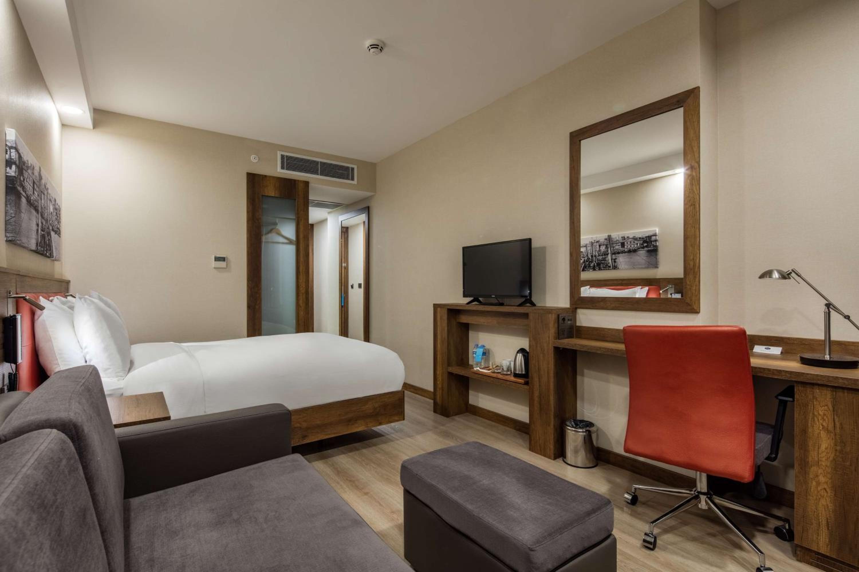 Queen Room with Sofa Bed and Sea View photo 1