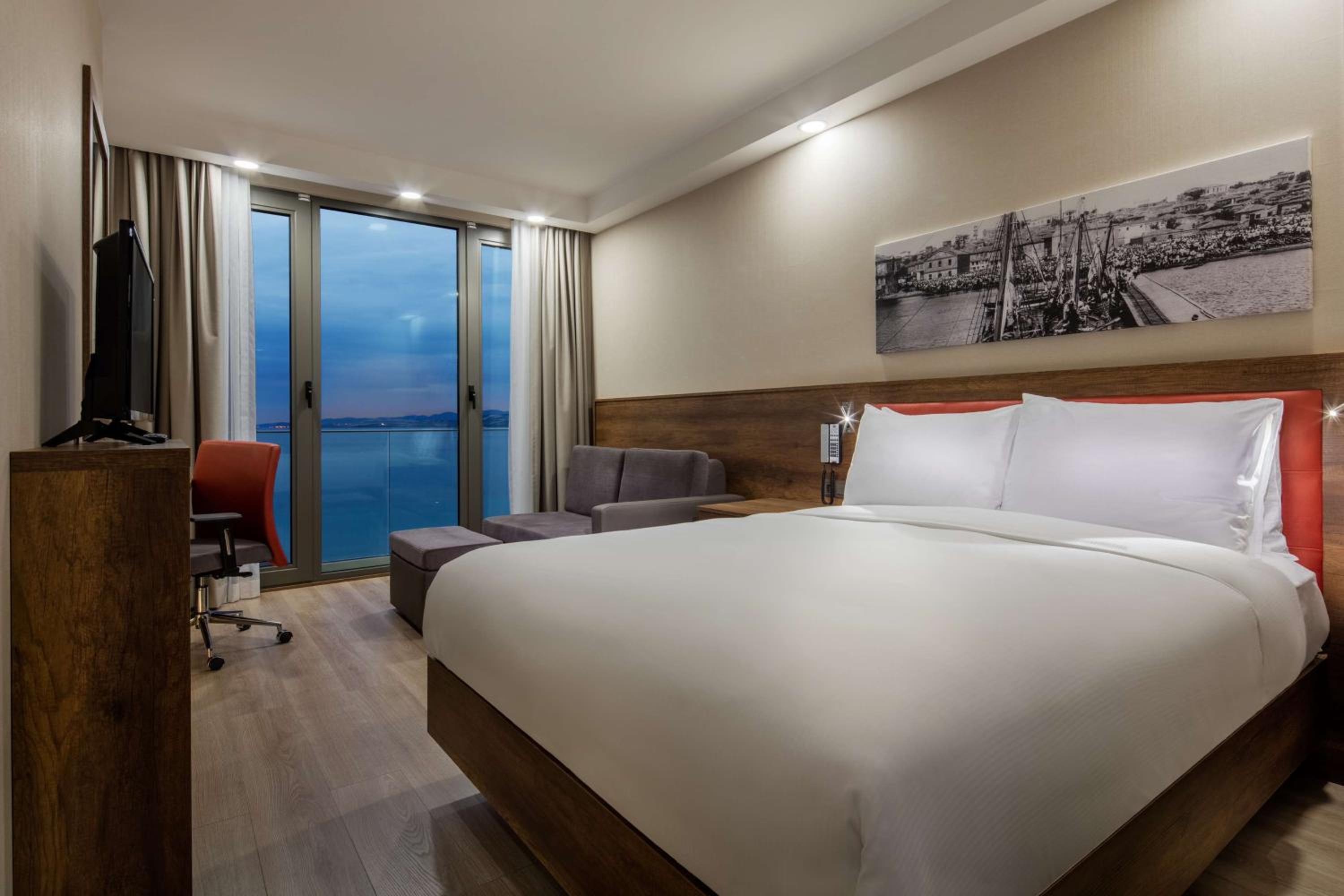 Queen Room with Sofa Bed and Sea View photo 3