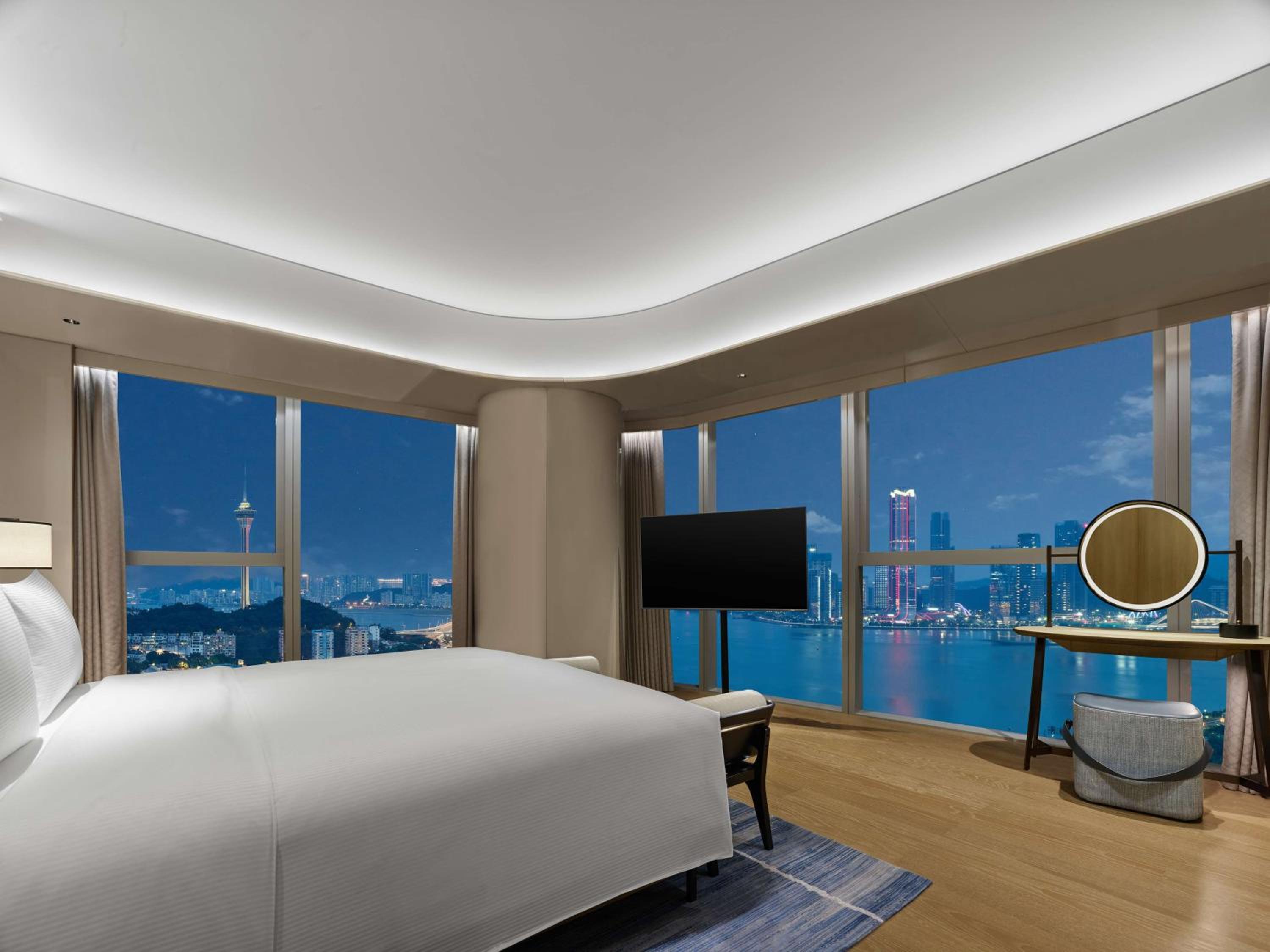 Deluxe King Suite - Photo 1