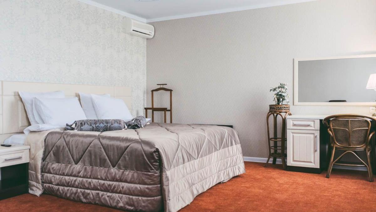 Deluxe King Suite photo 3