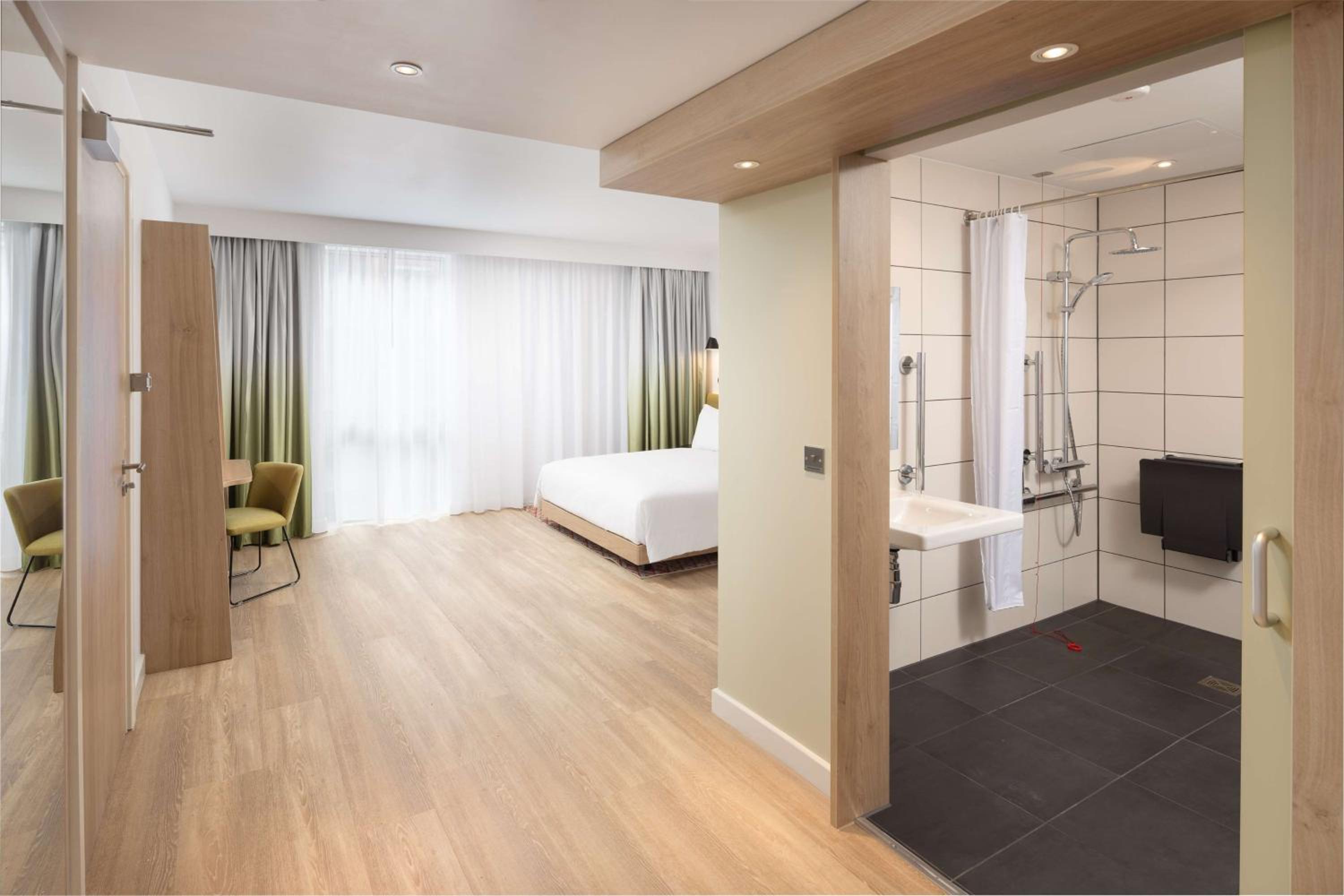 Queen Room - Mobility Access - Photo 4