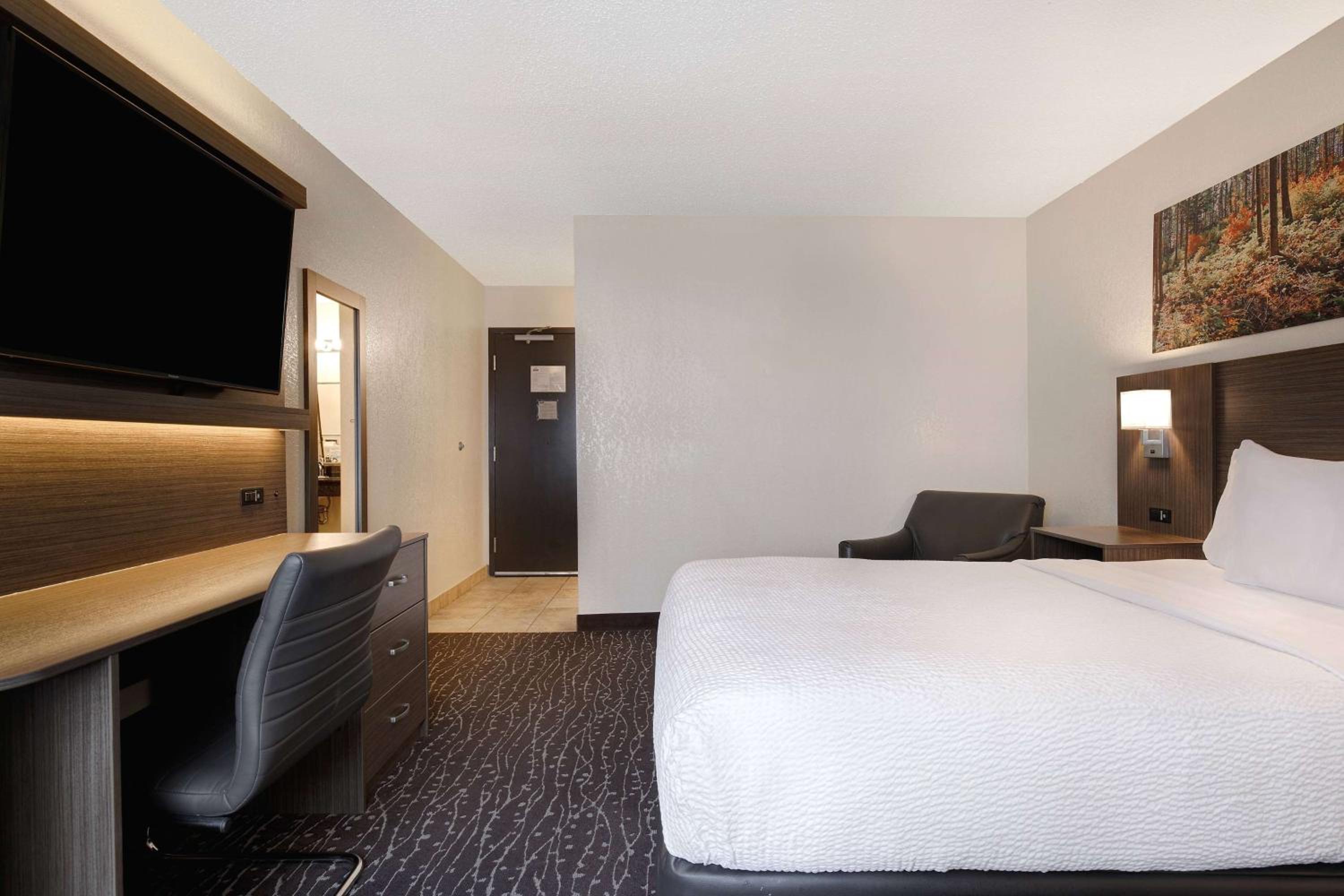 Queen Room with Two Queen Beds, Mobility Access and Bathtub with Grab Bars, Non-Smoking photo 1