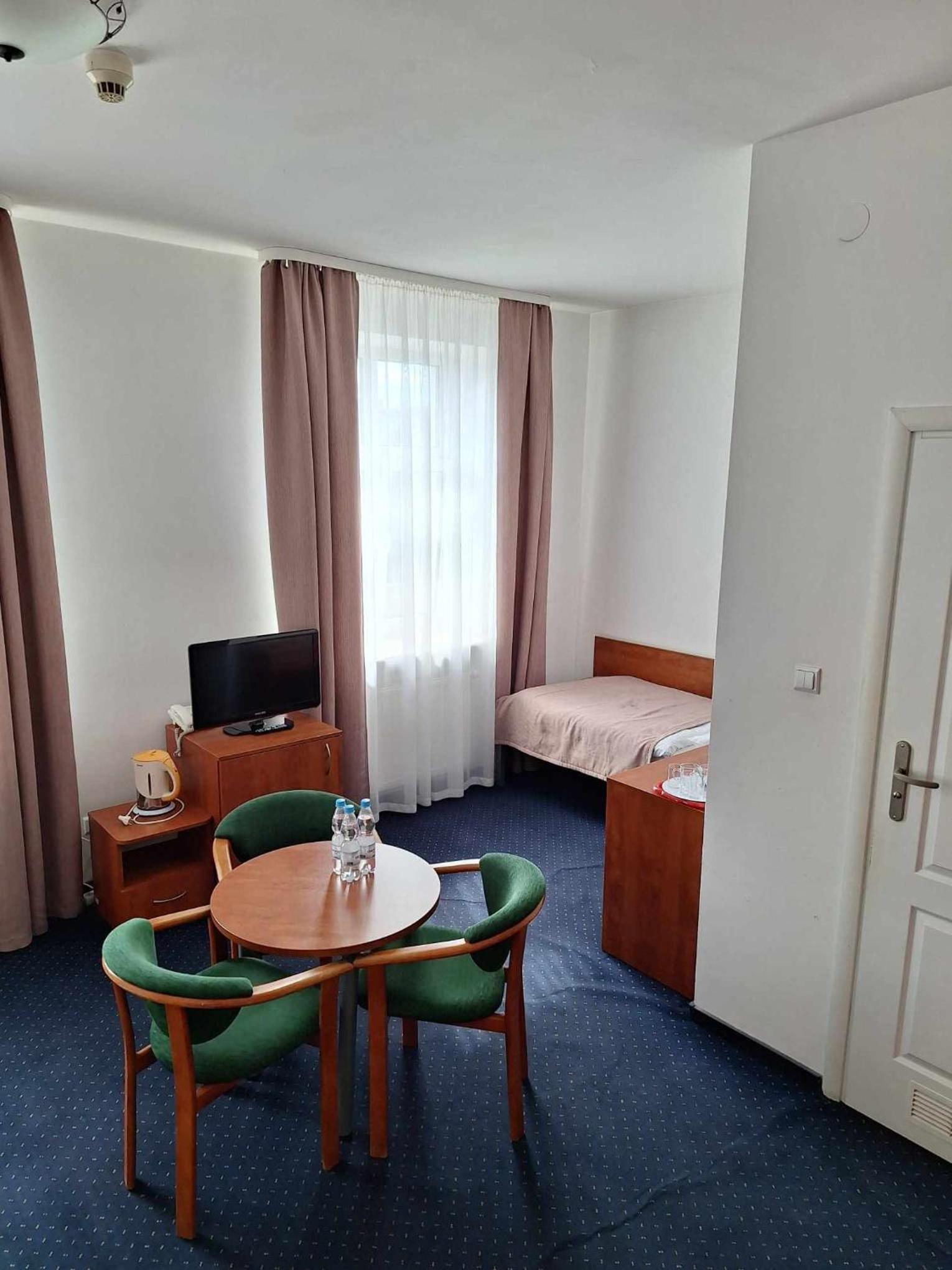 Economy Triple Room photo 2