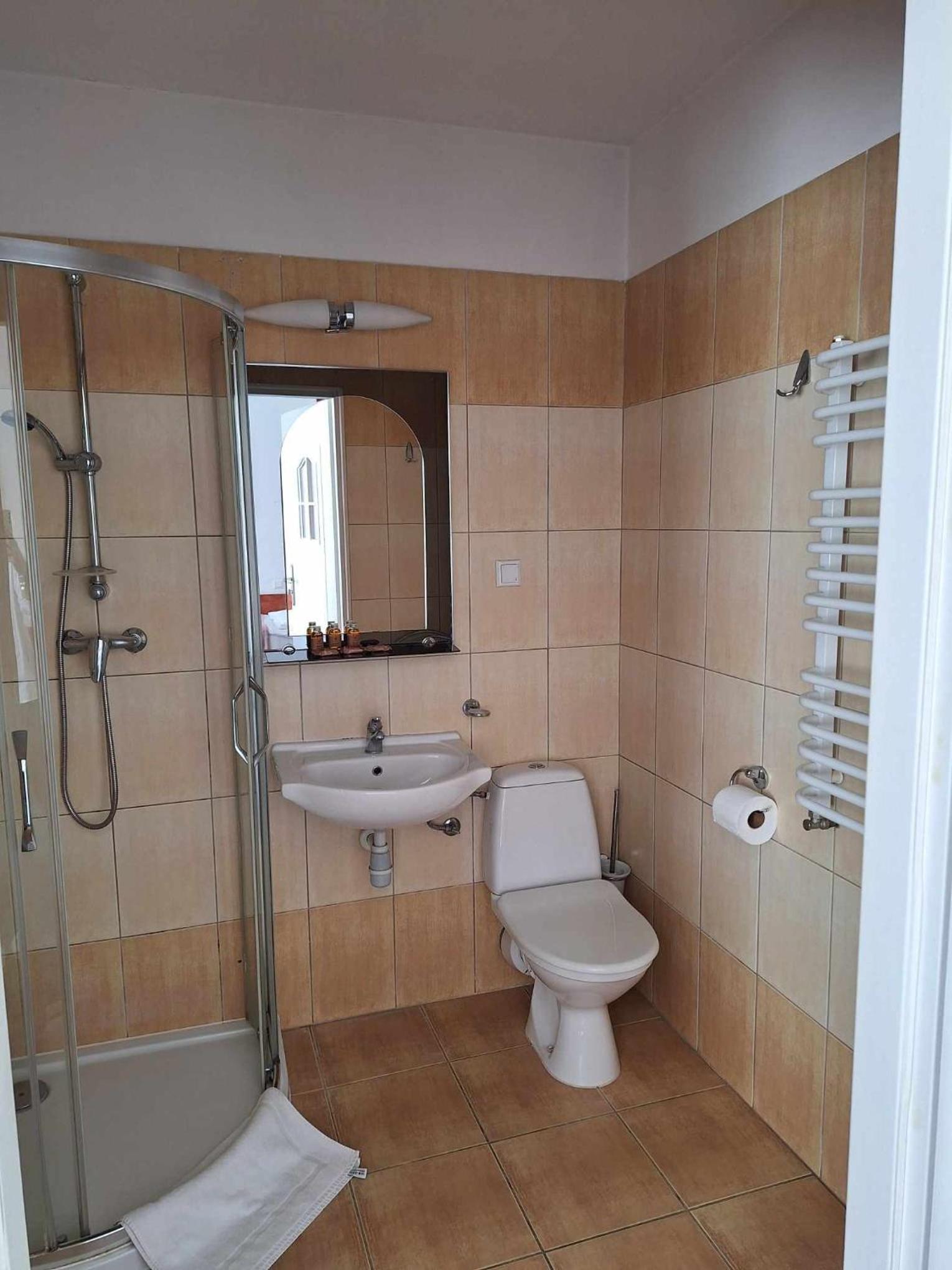 Economy Triple Room photo 3