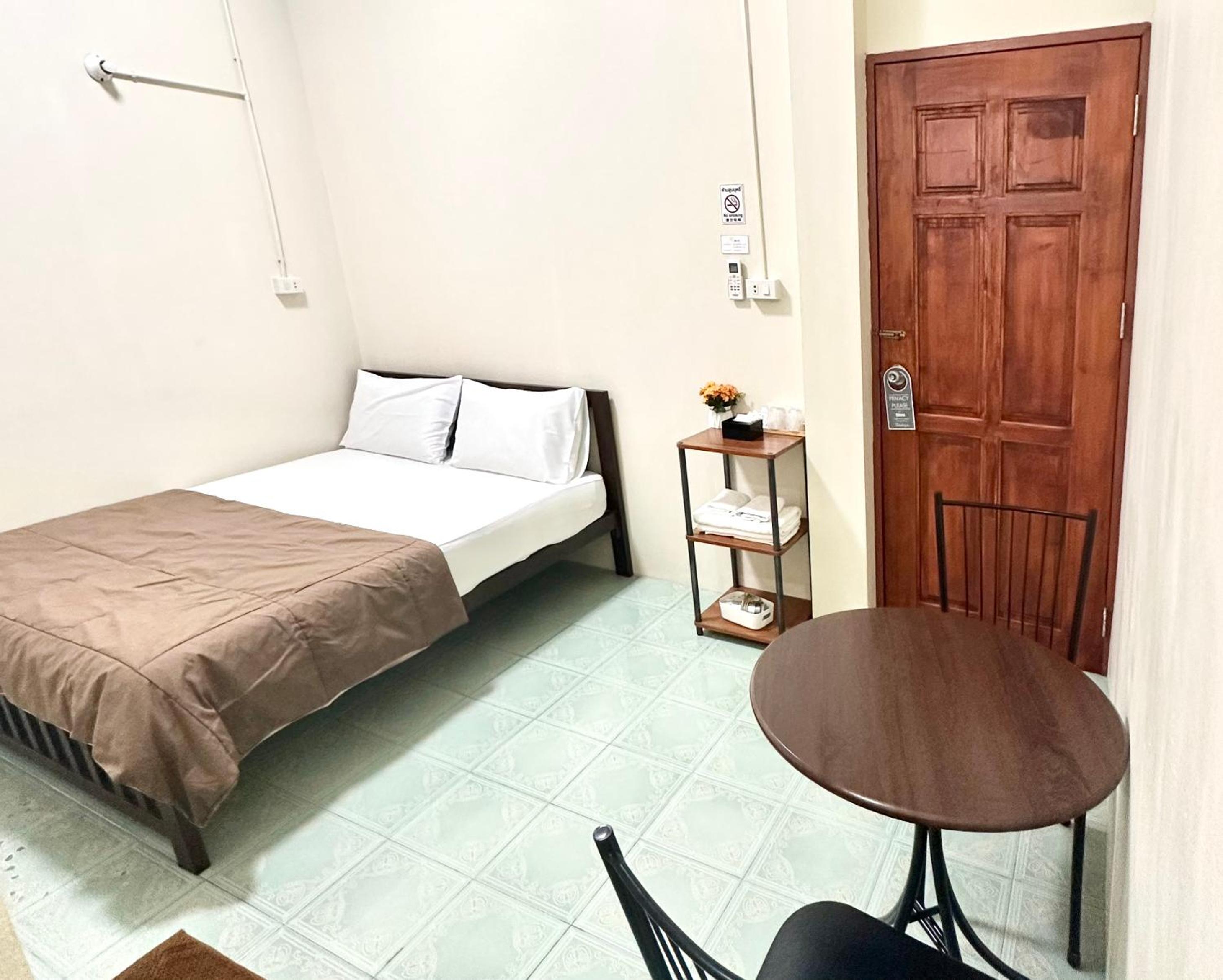 Standard Queen Room - Photo 8