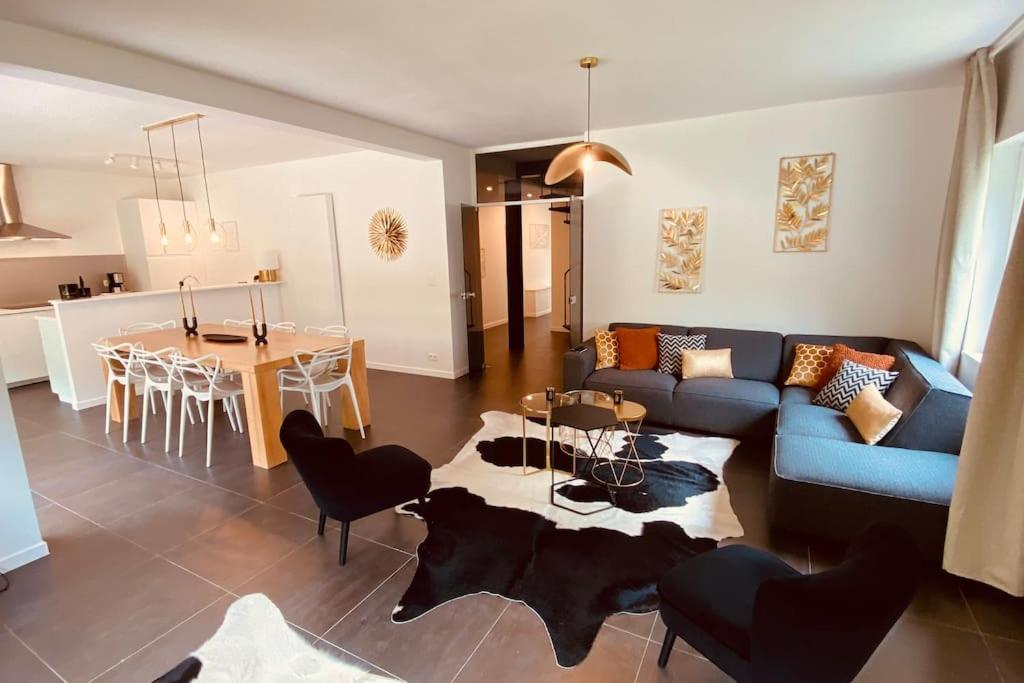 Five-Bedroom House photo 1