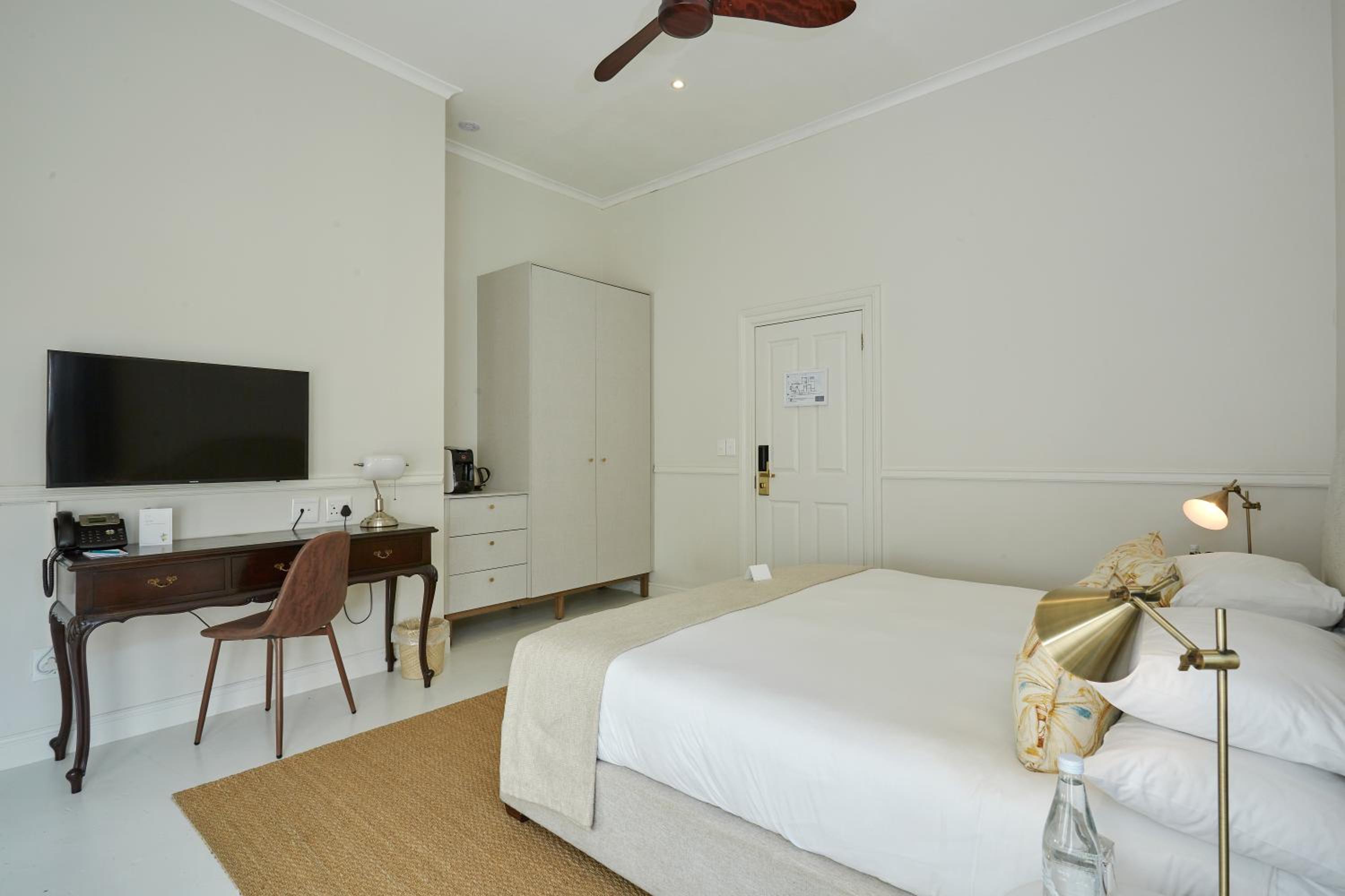 Deluxe Room - Photo 21