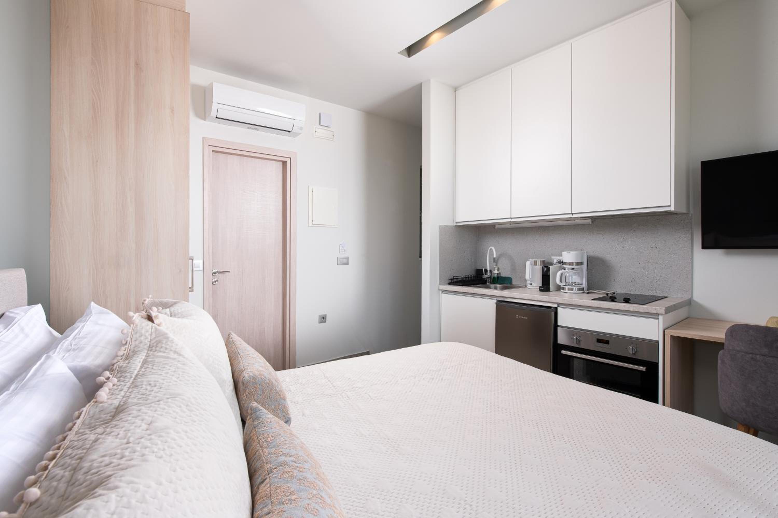 Standard Suite - Photo 13