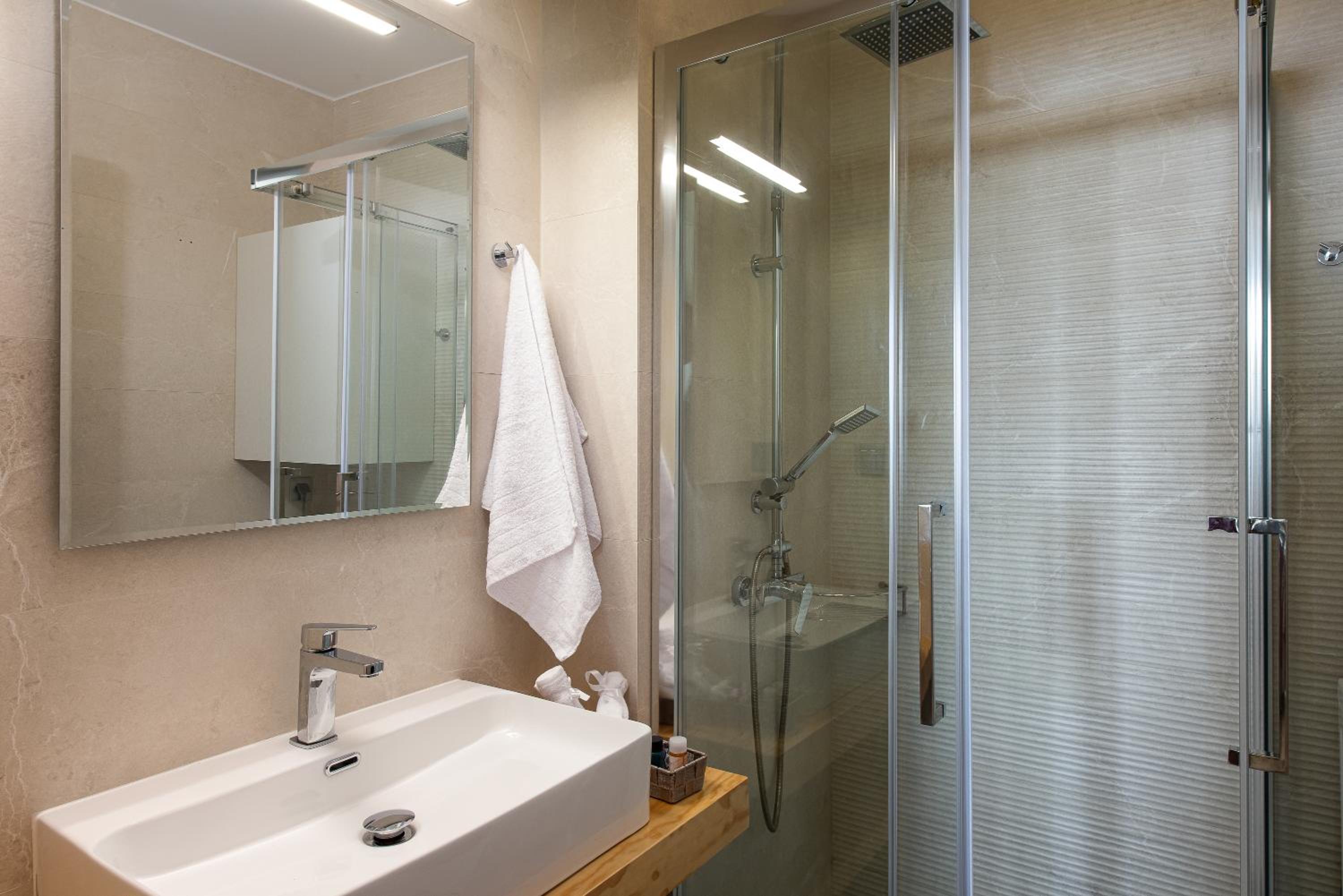 Standard Suite - Photo 9