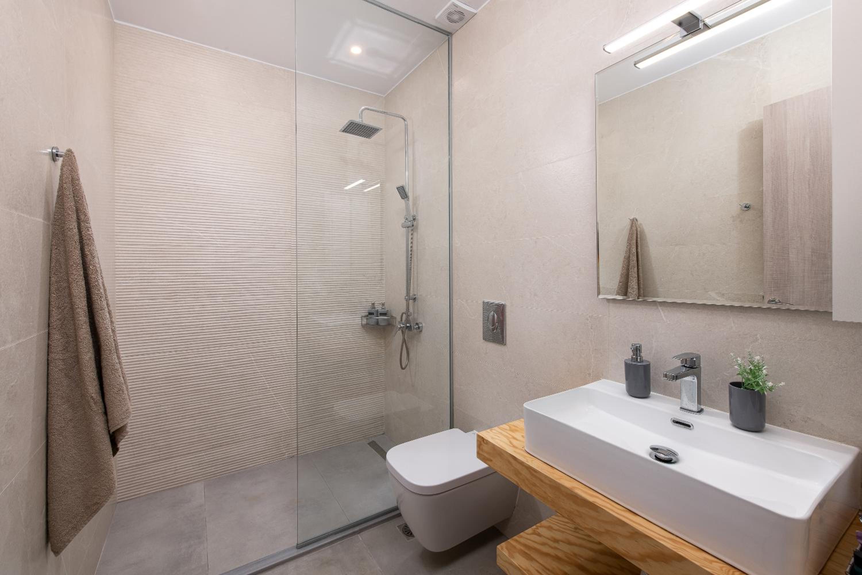 Standard Suite - Photo 20