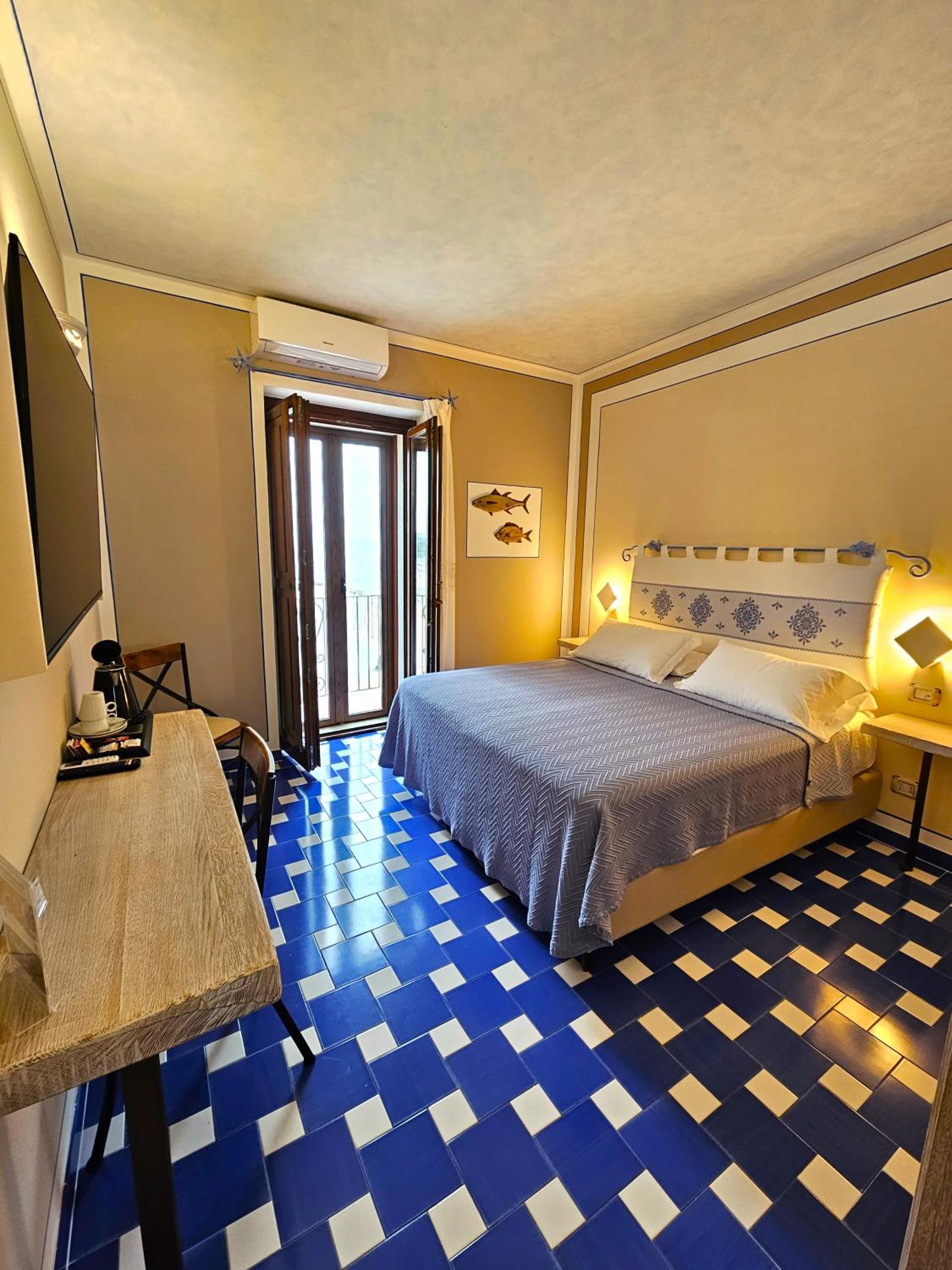 Deluxe Double Room with Sea View - Photo 1