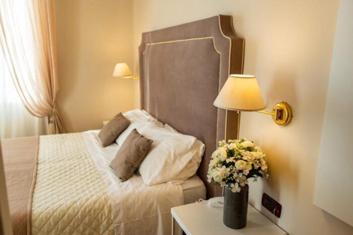 Double or Twin Room with Side Sea View - Photo 1