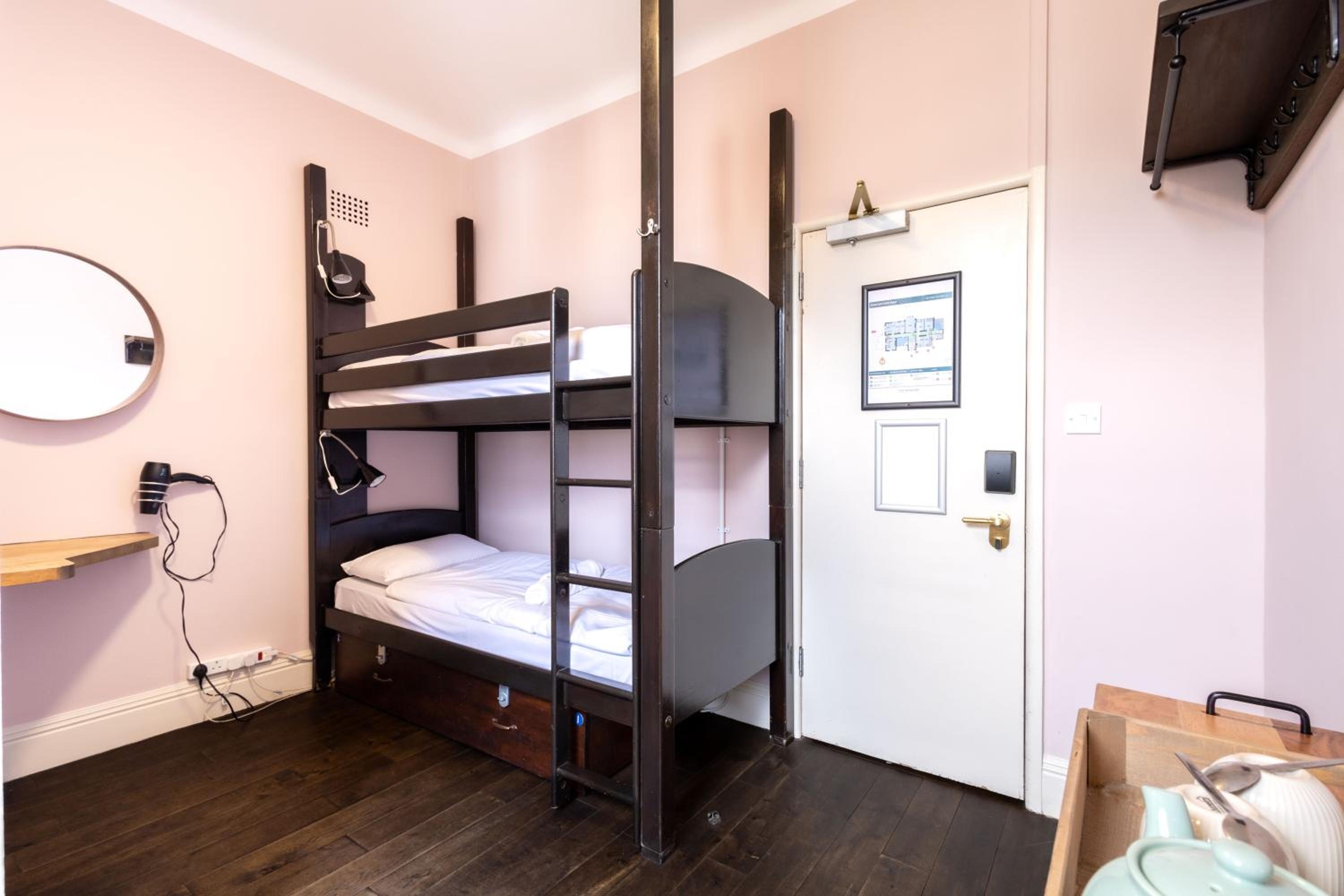 Private Twin Room with Private Bathroom photo 2