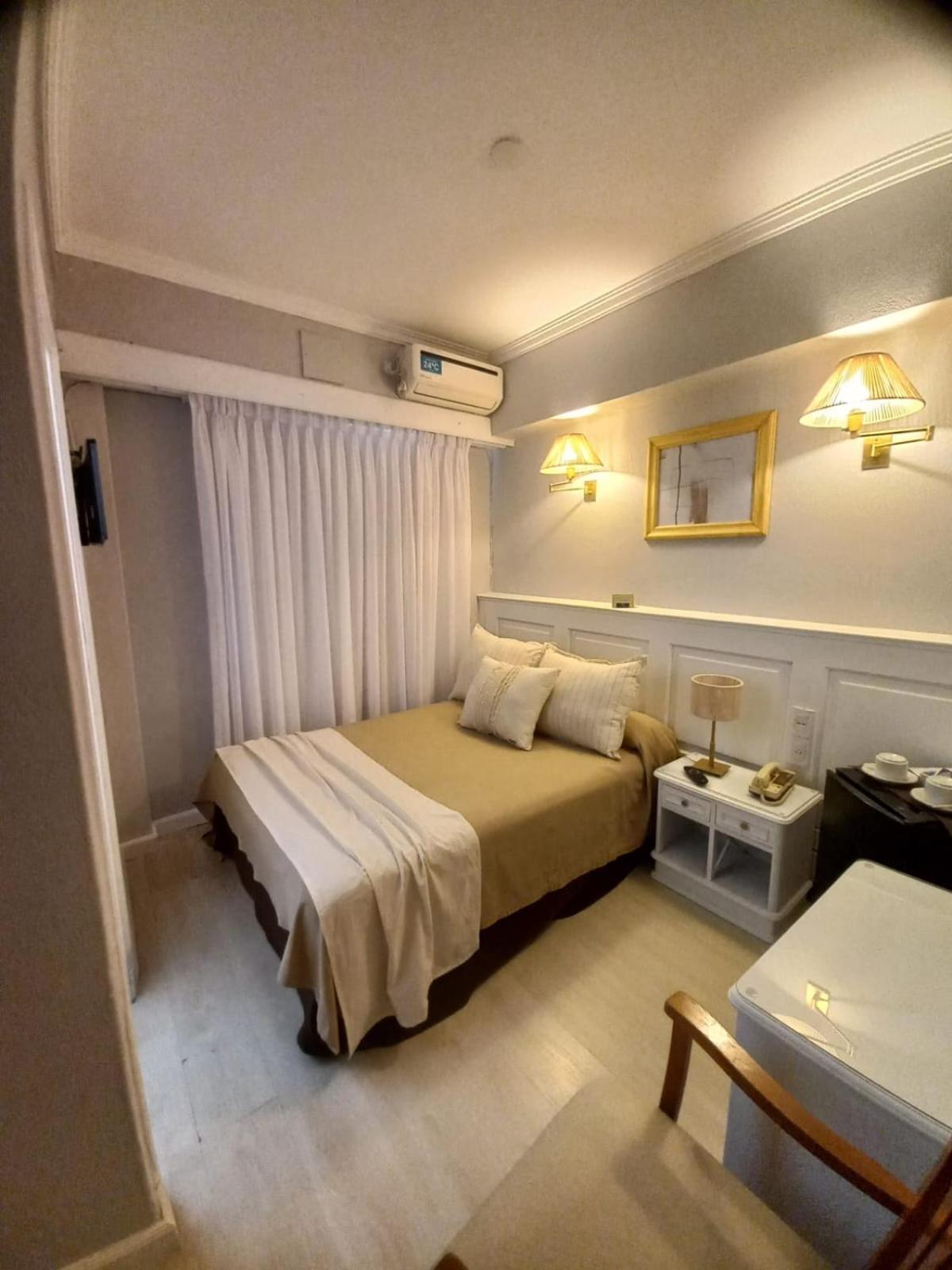 Double or Twin Room photo 3