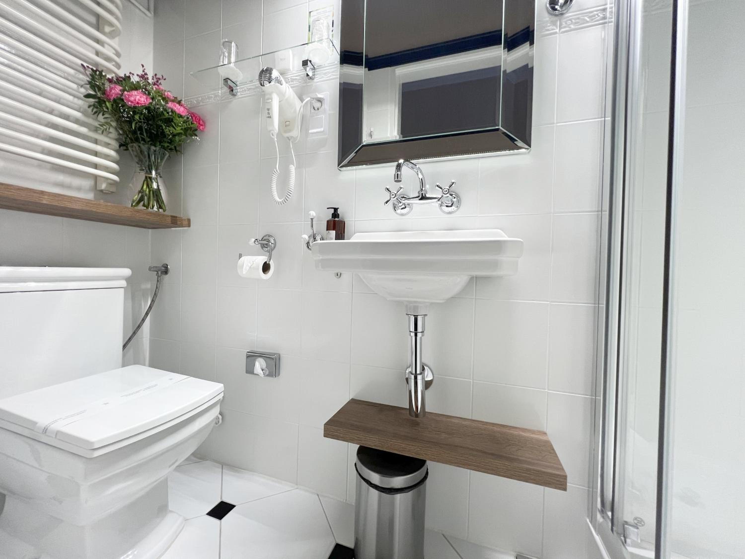 Double Room - Photo 7