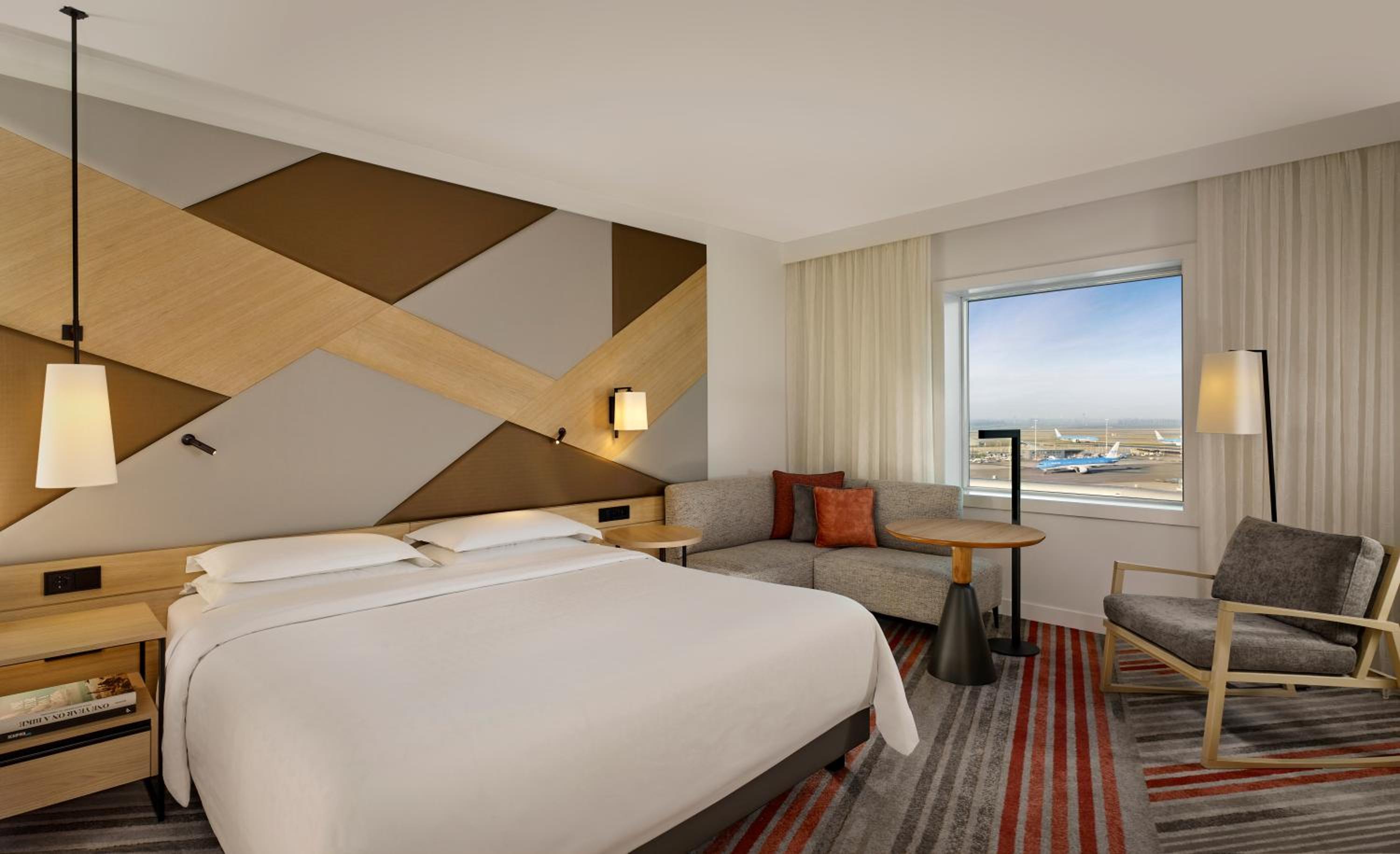 Deluxe, Guest room, 1 King - Photo 1