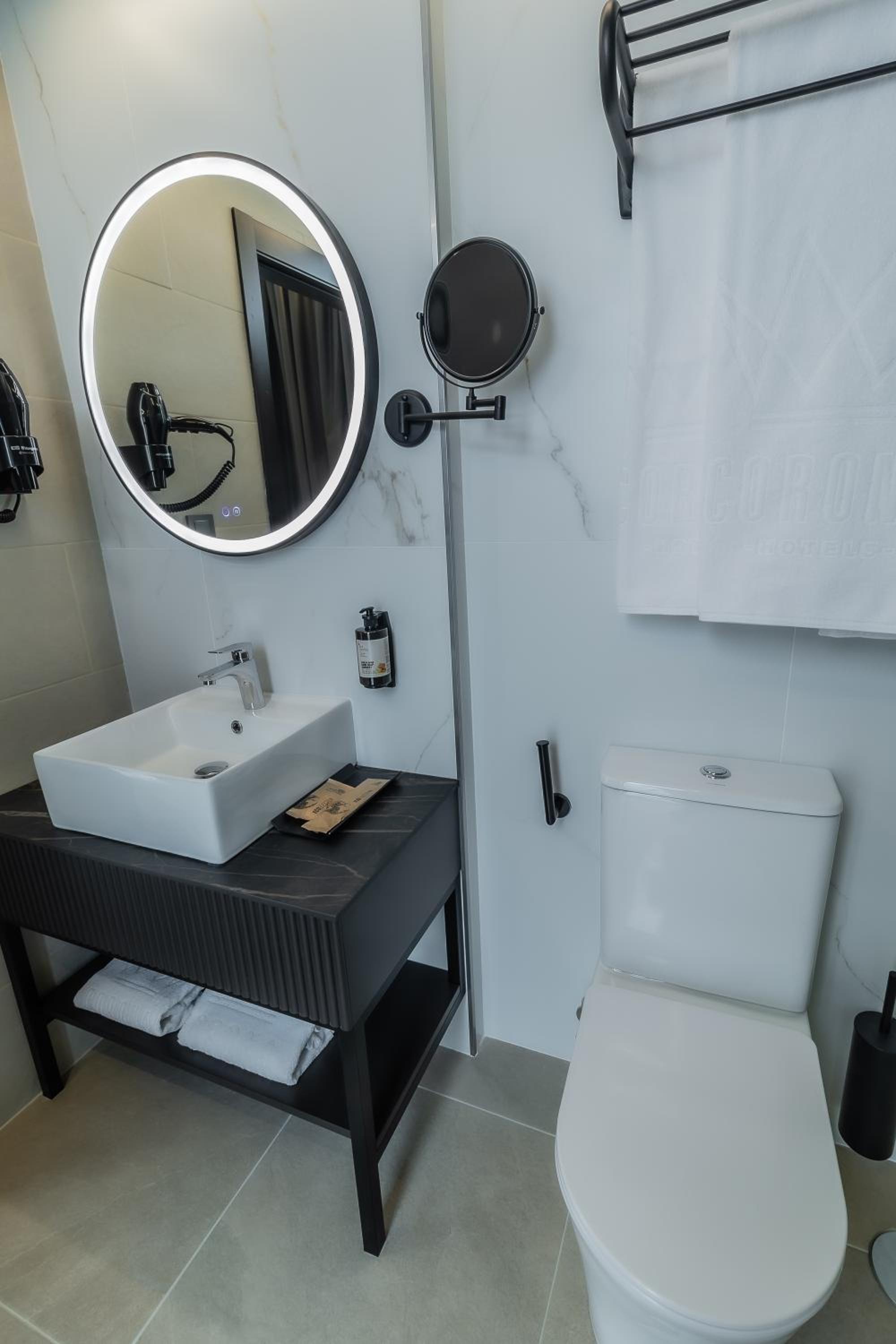 Double Room - Photo 8