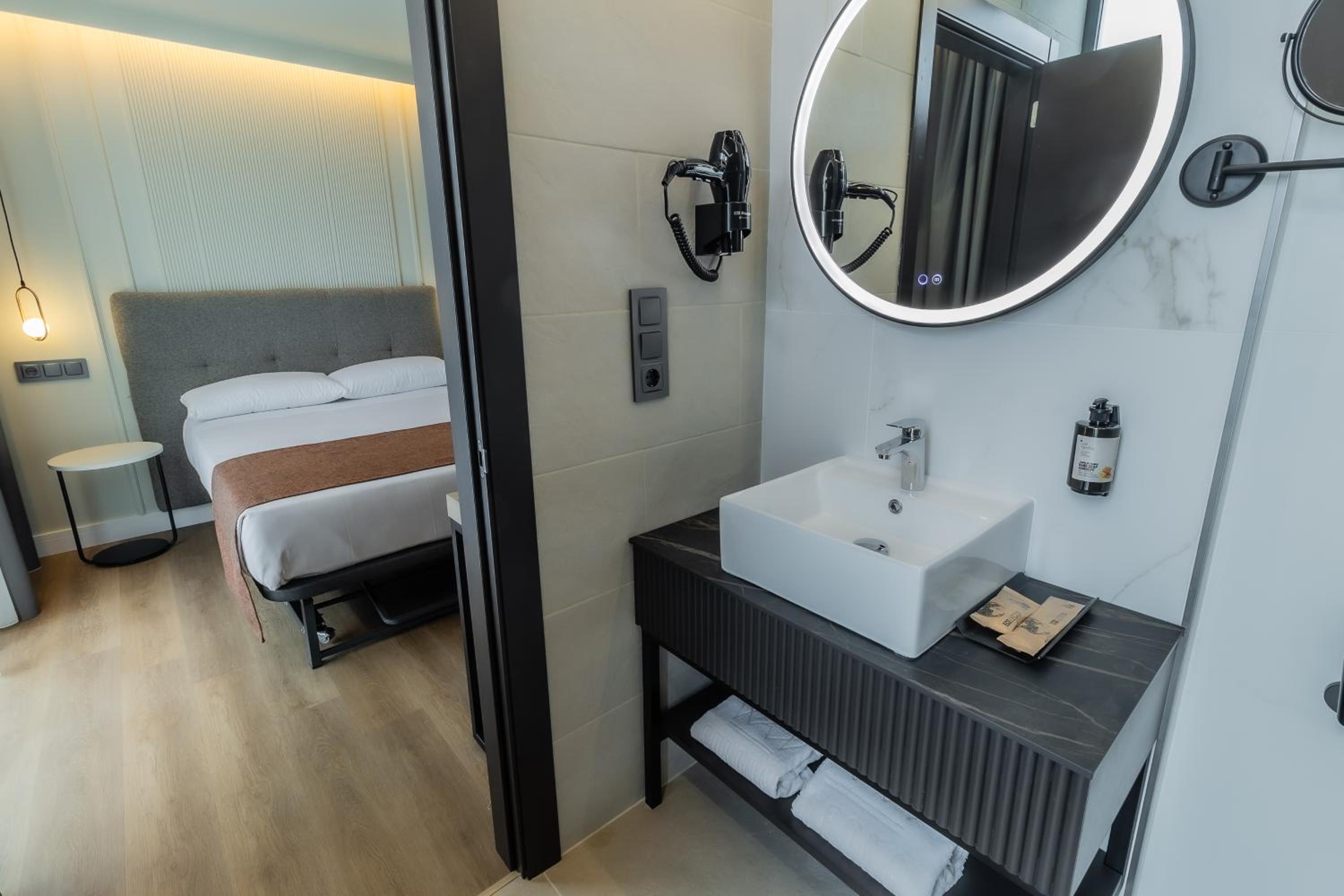 Double Room - Photo 9