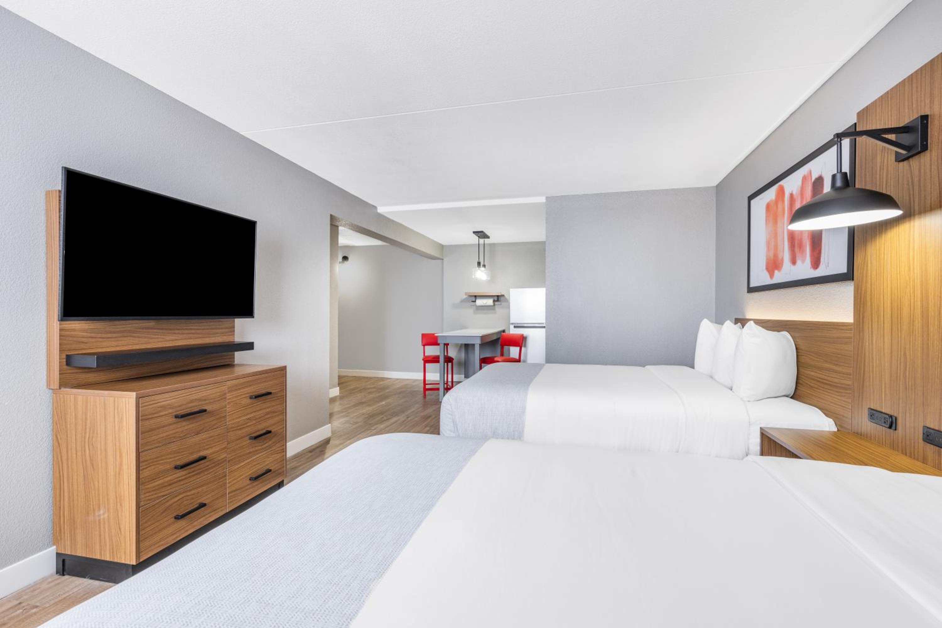 Family Suite - Non-Smoking - Photo 4