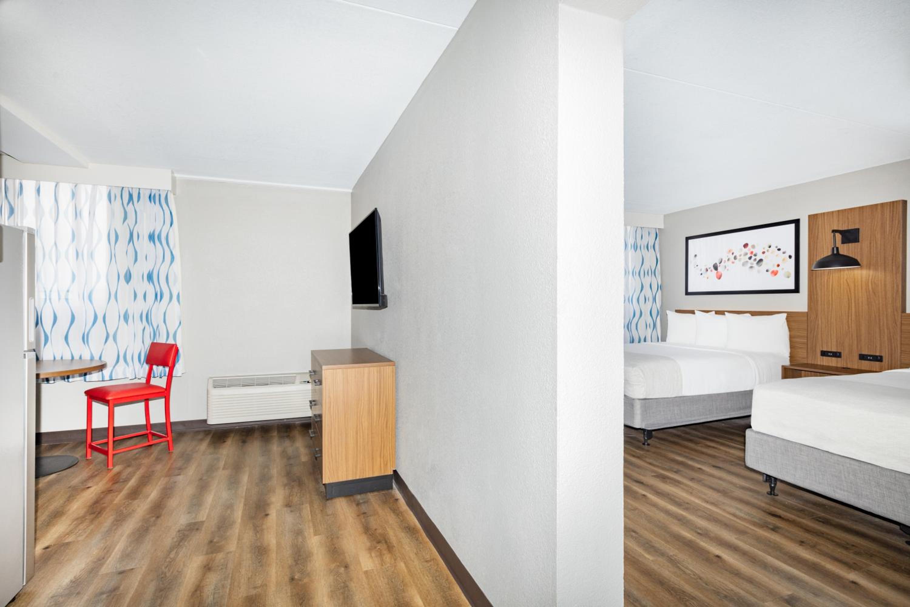 2 Queen Beds, Mobility Accessible Room, Roll-in Shower, Non-Smoking - Photo 1