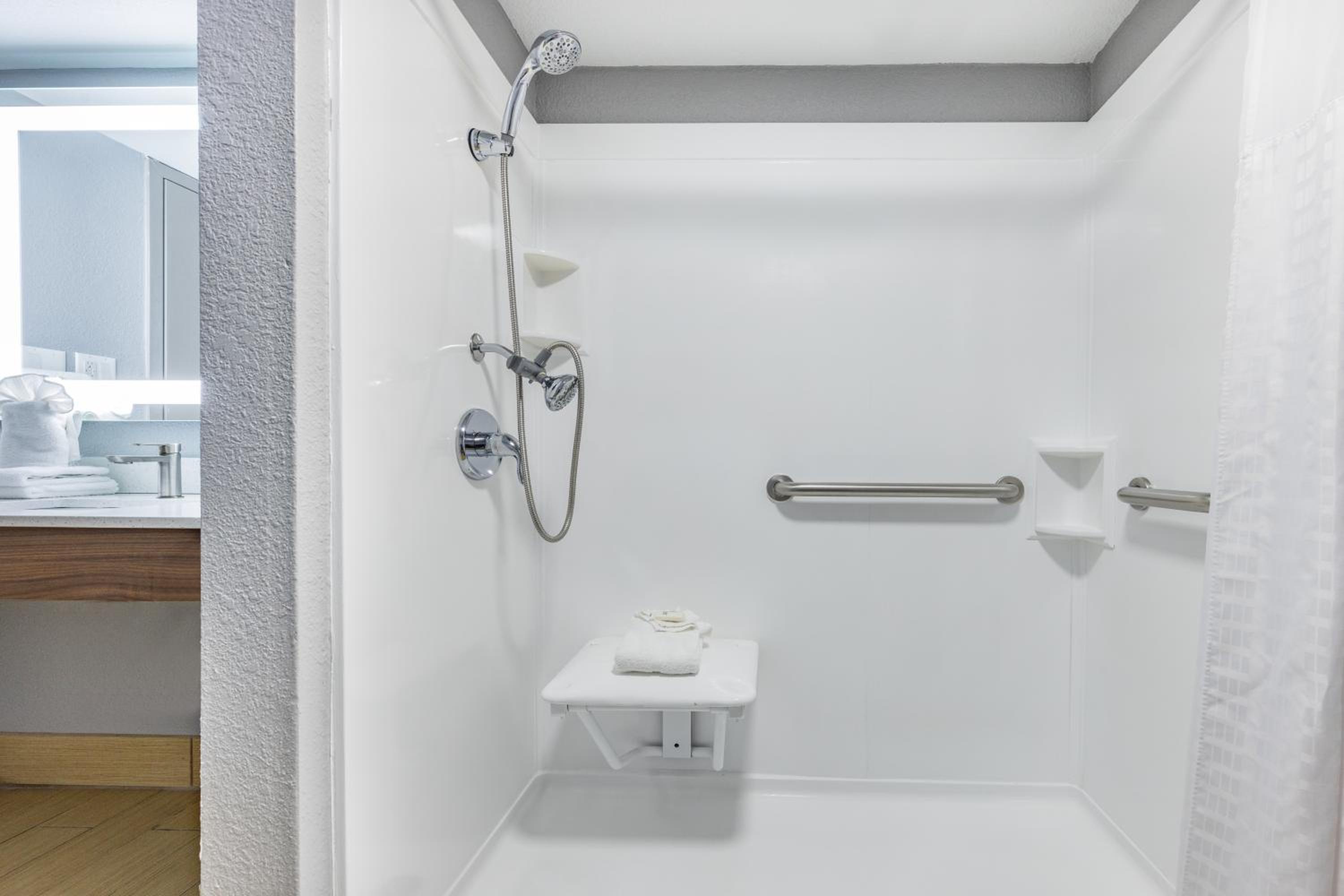 King Room with Roll-In Shower - Mobility Access/Non-Smoking - Photo 2