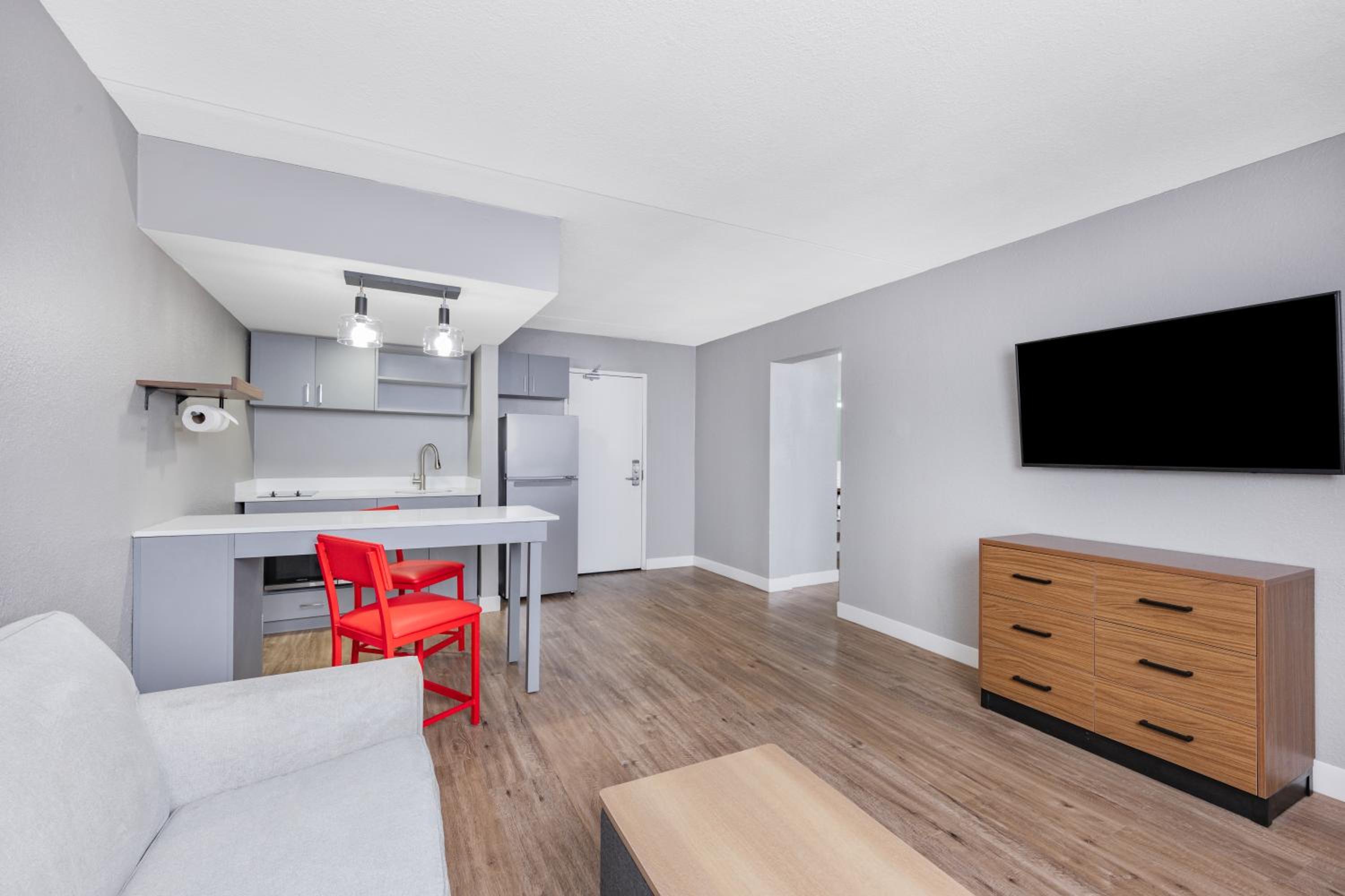 1 King, One-Bedroom Suite, Non-Smoking - Photo 2