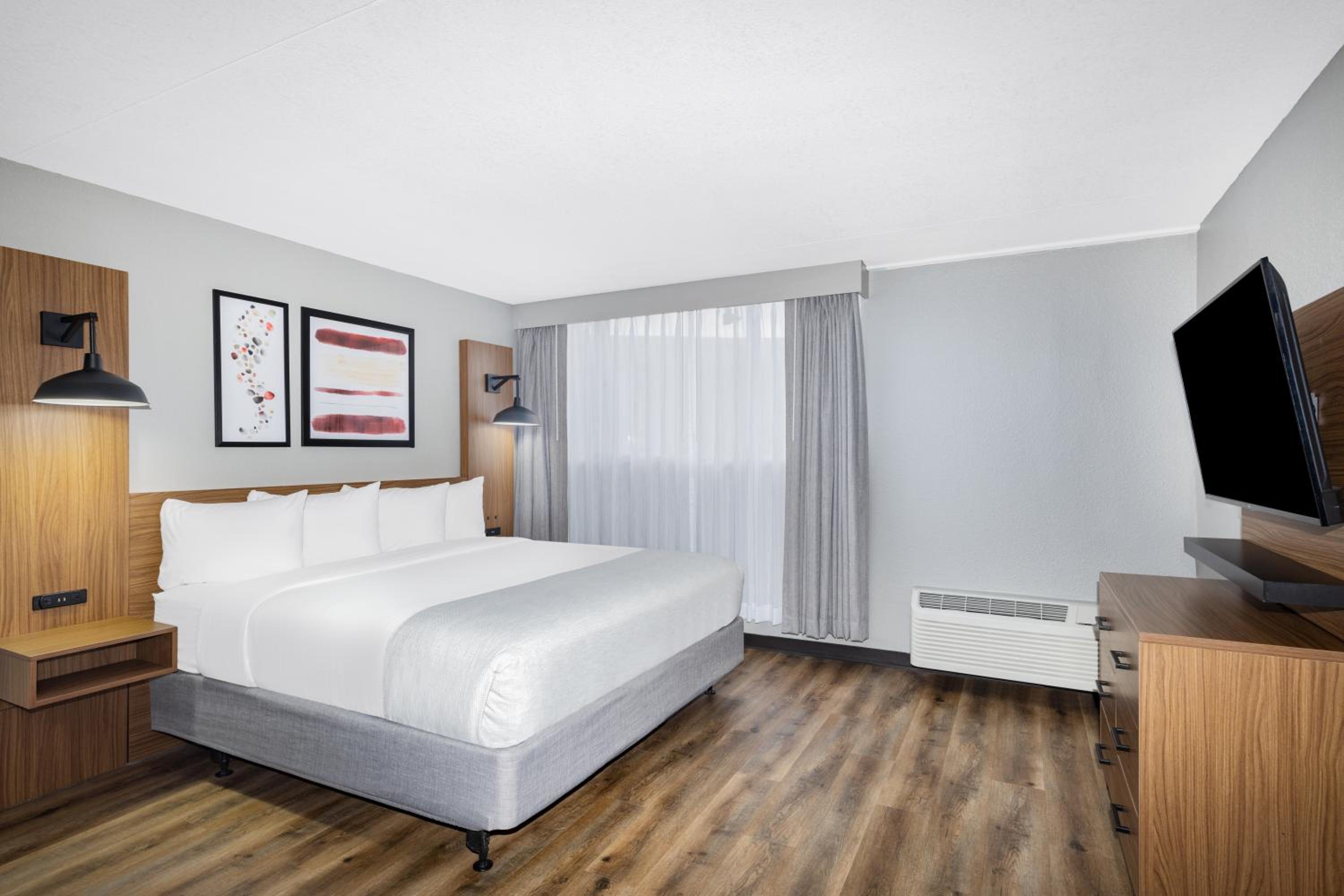 Deluxe King Room - Non-Smoking - Photo 1