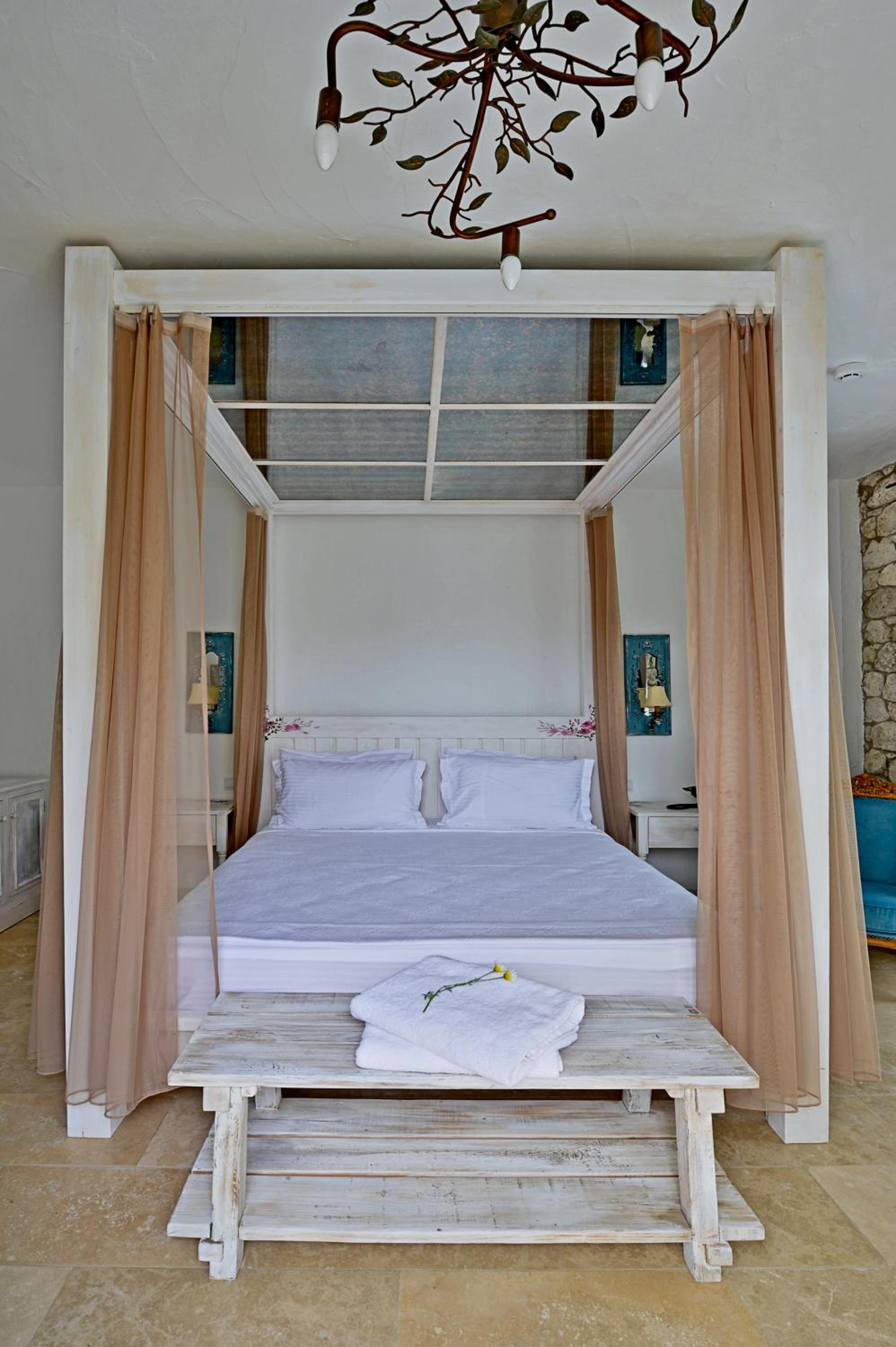 Suite with Private Pool - Photo 12