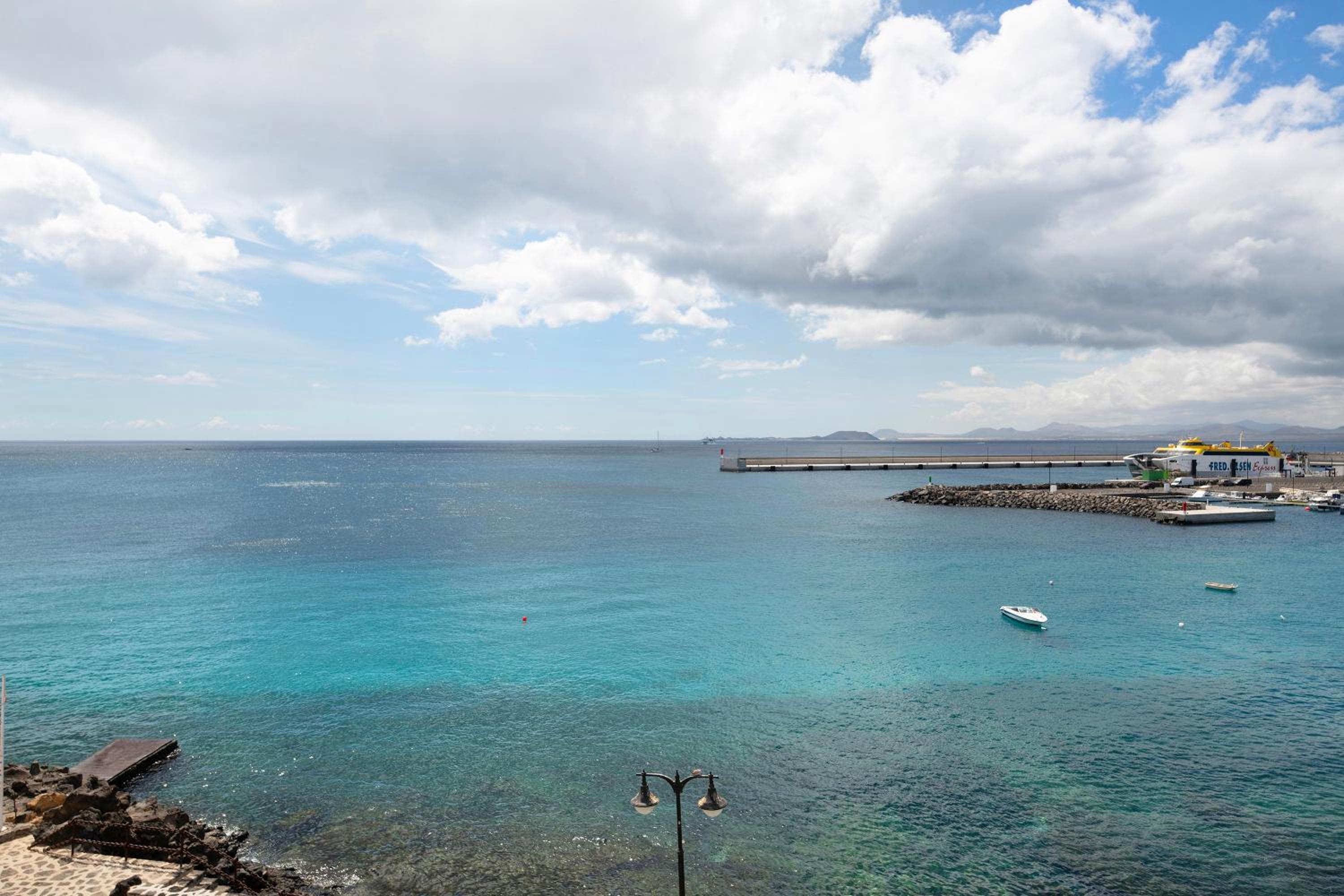 Two-Bedroom Deluxe Apartment with Ocean View photo 3