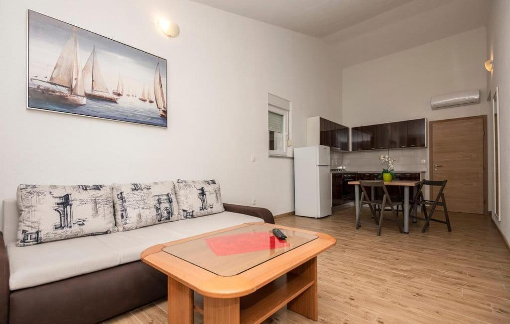 One-Bedroom Apartment photo 2