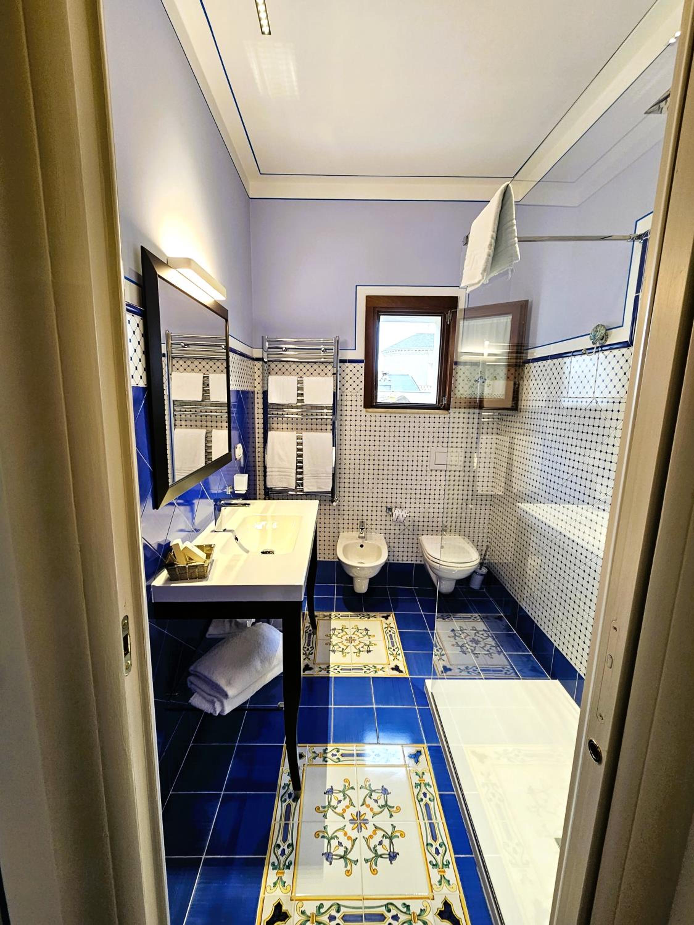 Deluxe Double Room with Sea View - Photo 4