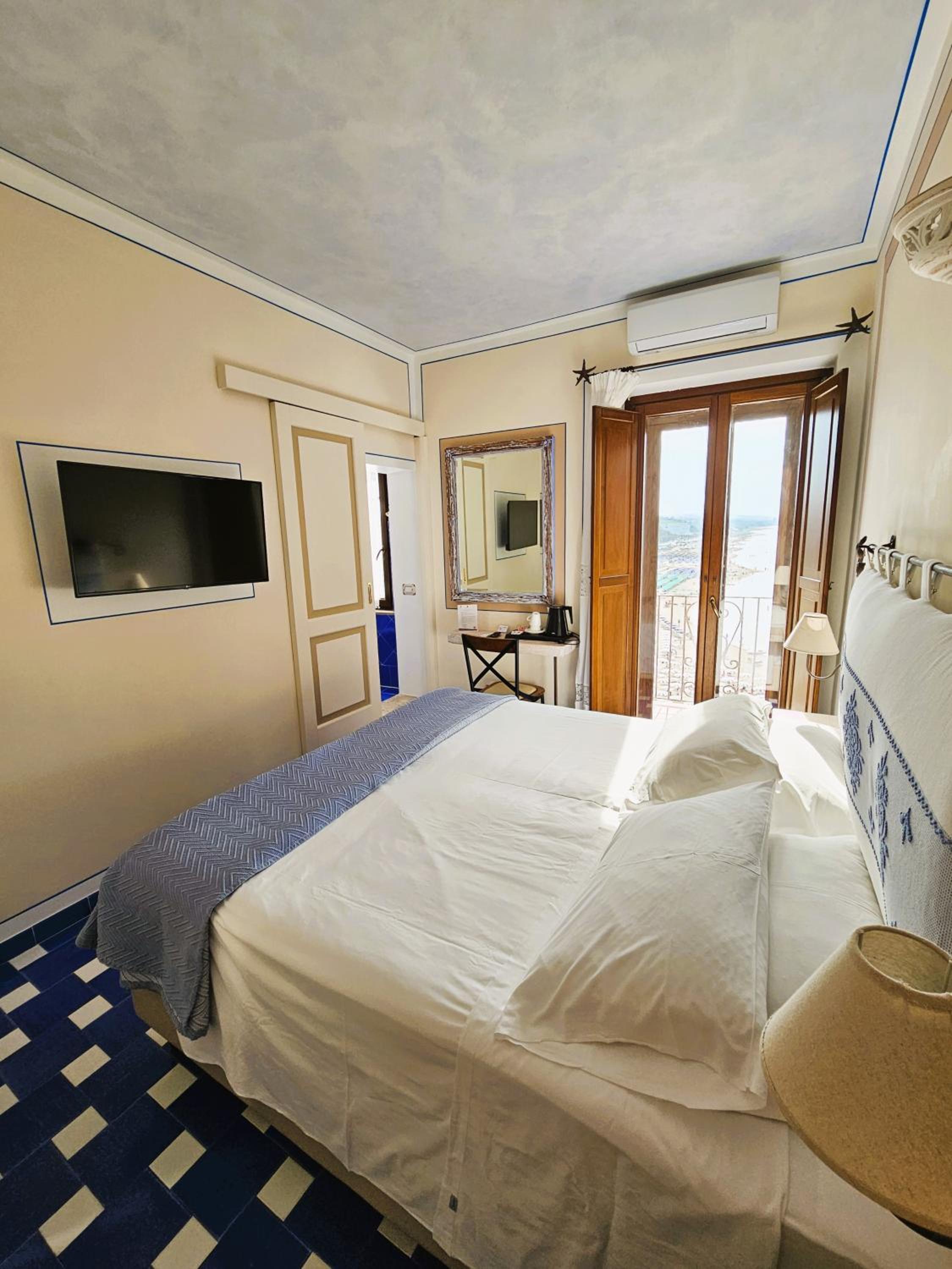 Deluxe Double or Twin Room with Sea View - Photo 8
