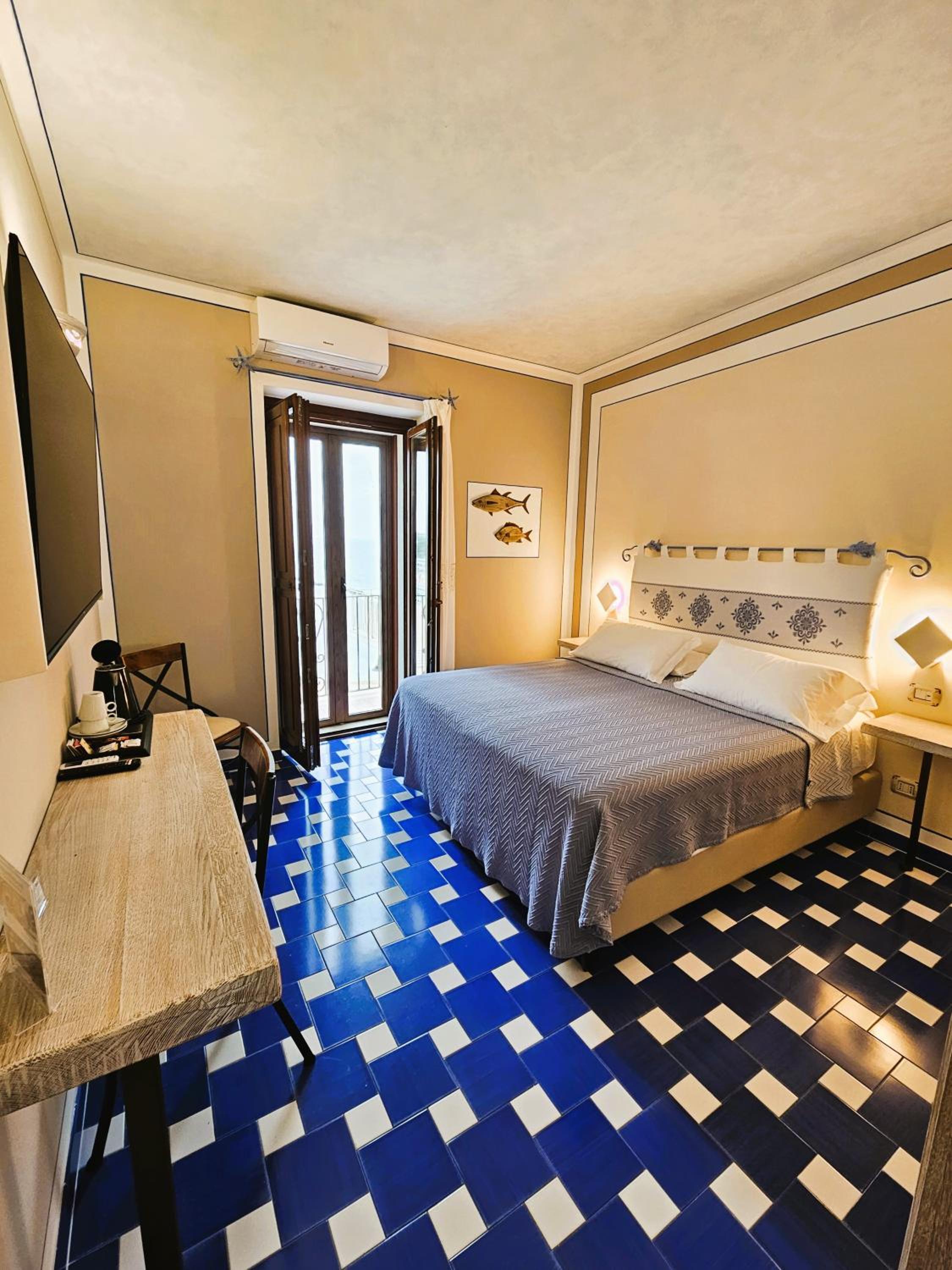 Deluxe Double or Twin Room with Sea View - Photo 9