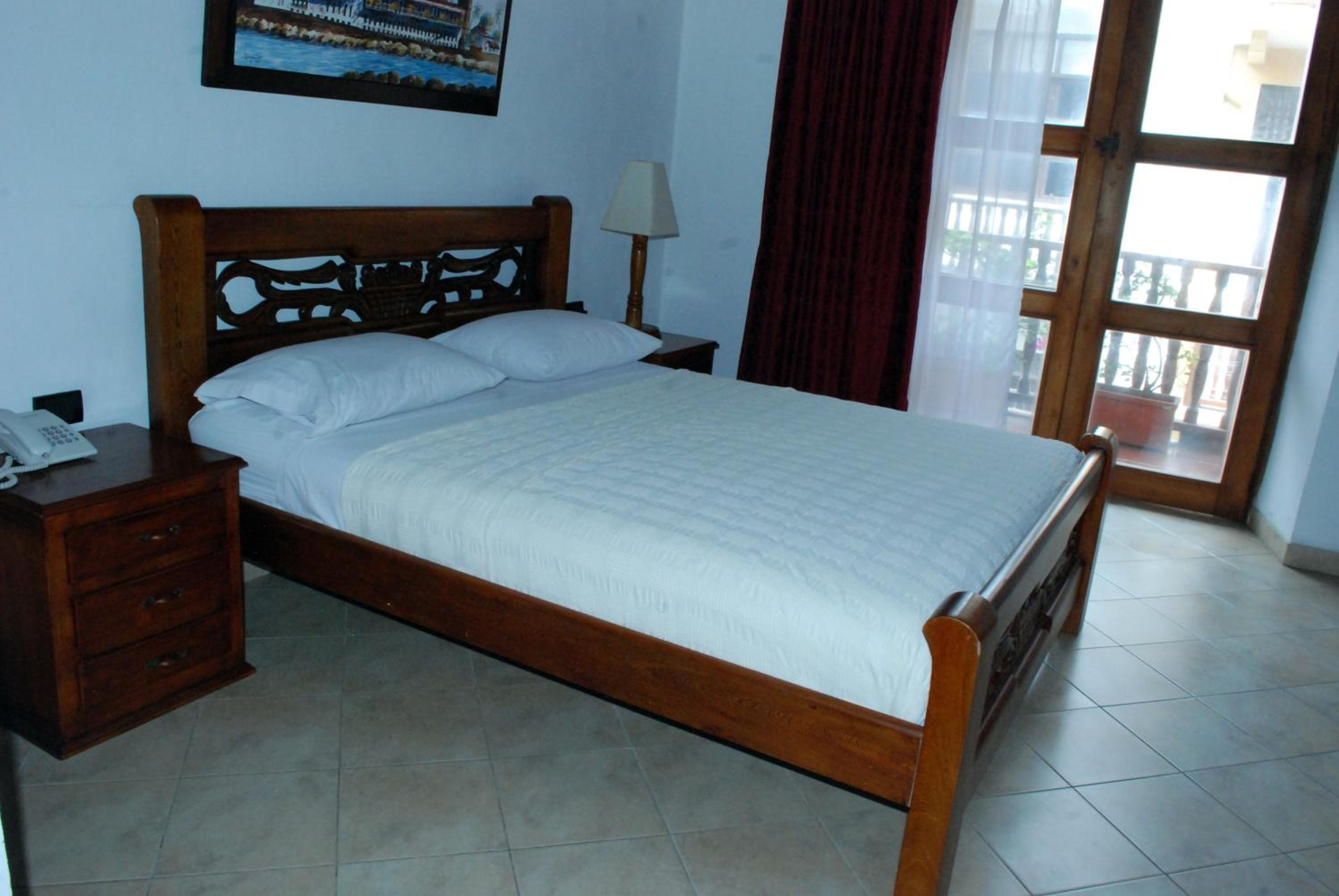 Deluxe Room with Balcony - Photo 17