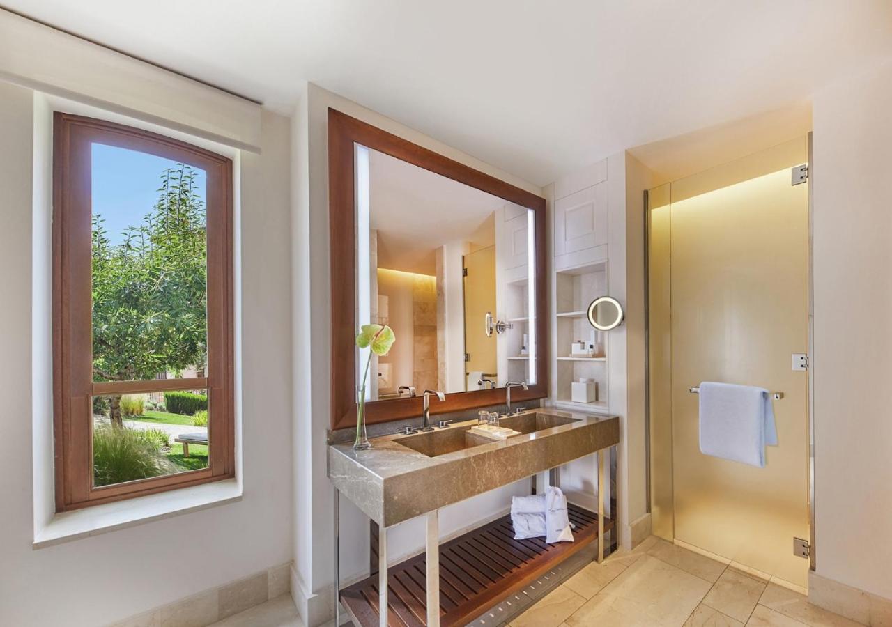 Junior Suite with Valley View thumbnail 6