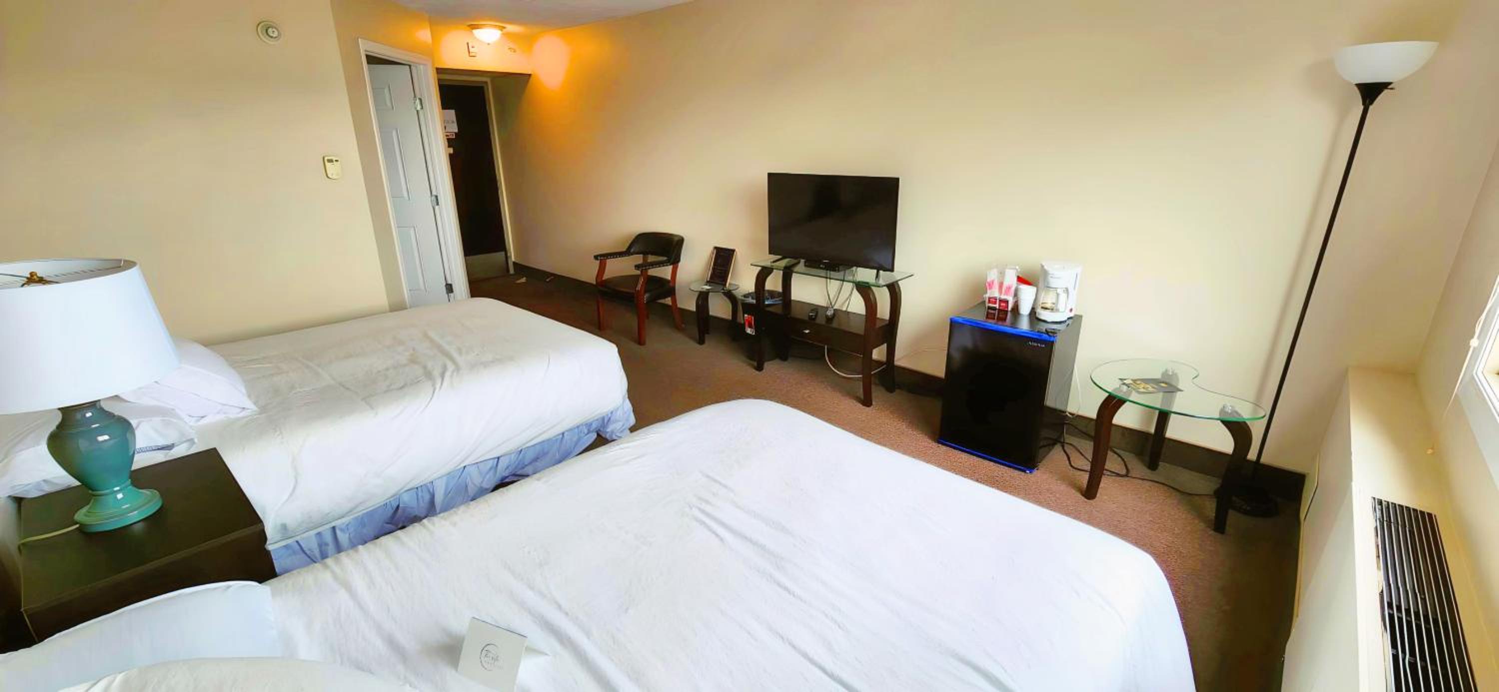 Queen Room with Two Queen Beds - Photo 3