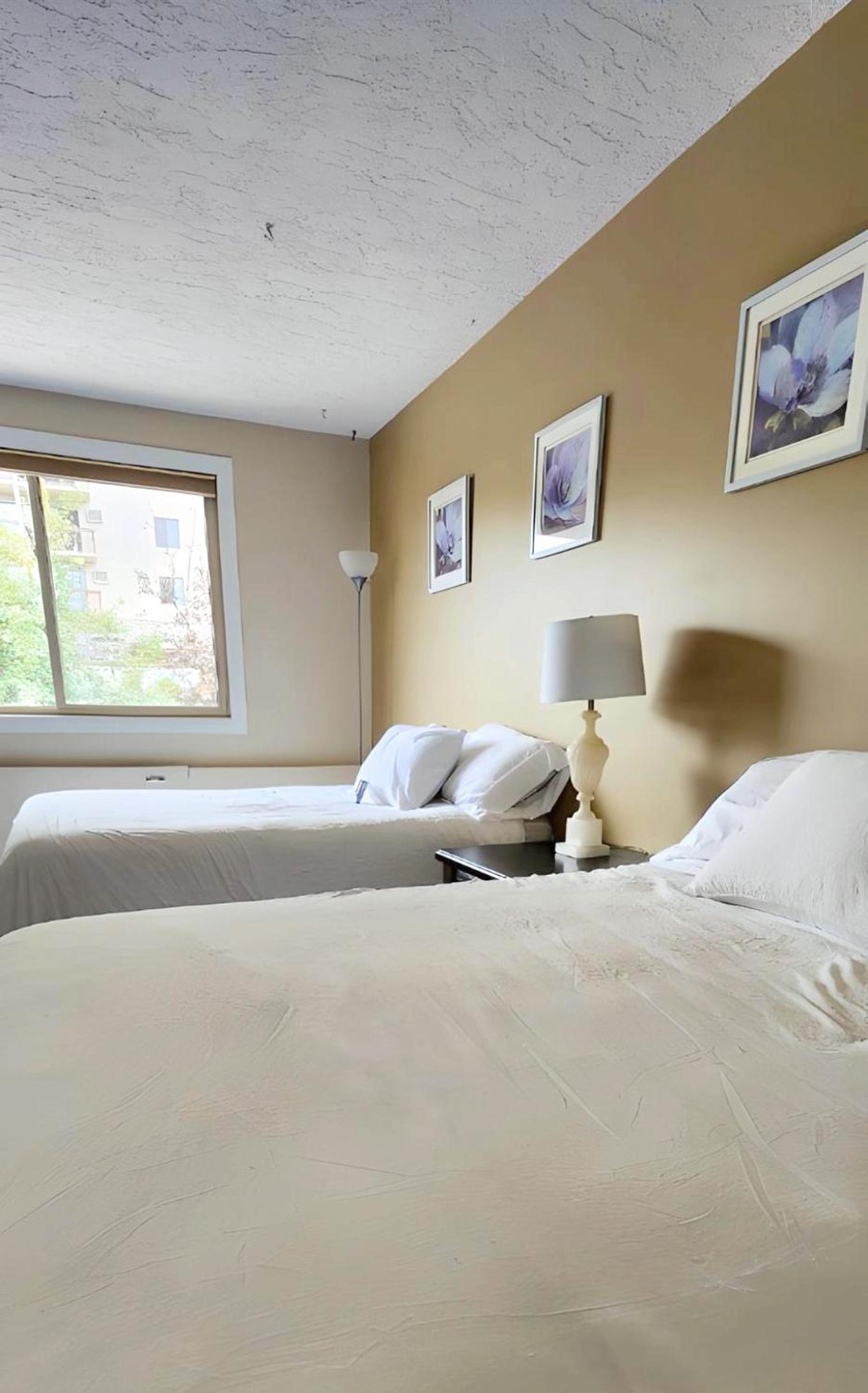 Queen Room with Two Queen Beds - Photo 4